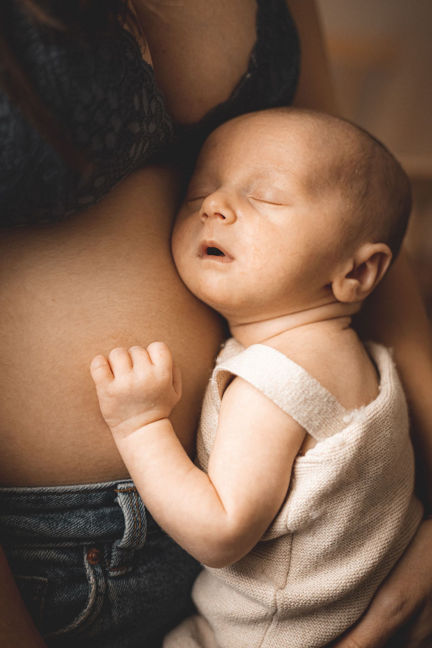 Enfants famille bébé grossesse enceinte ventre coucher de soleil en provence en nature lumière naturelle extérieur été domicile maison lit