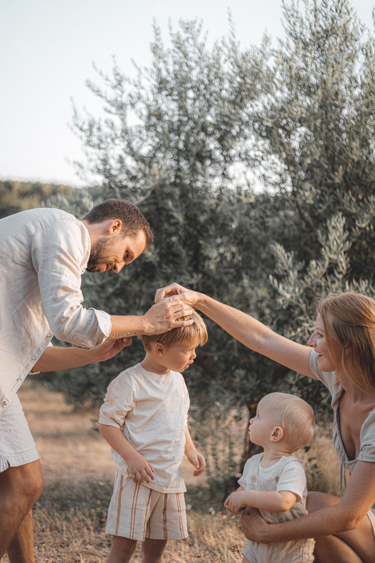 Enfants famille bébé grossesse enceinte couple coucher de soleil en provence en nature lumière naturelle extérieur été champ