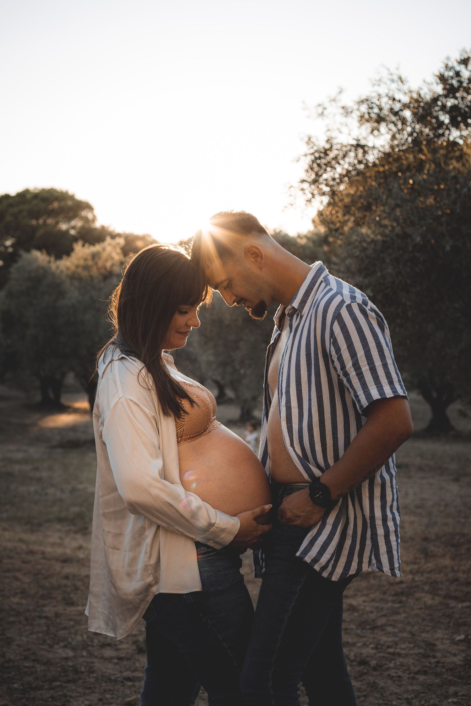 Enfants famille bébé grossesse enceinte couple coucher de soleil en provence en nature lumière naturelle extérieur été lourmarin