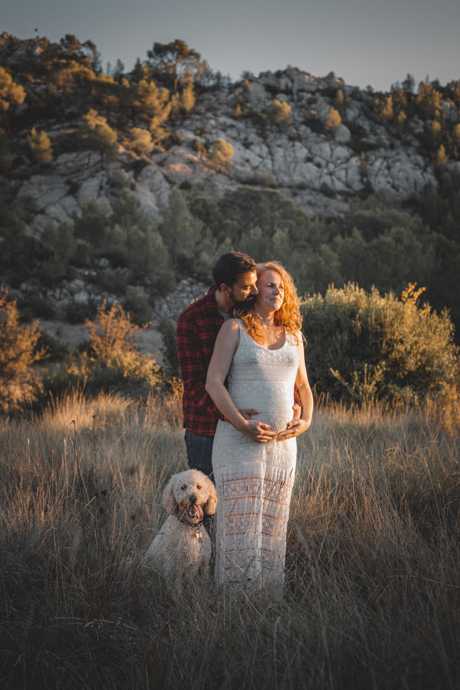 chien roques-hautes bébé grossesse enceinte couple coucher de soleil en provence en nature lumière naturelle extérieur été sainte-victoire
