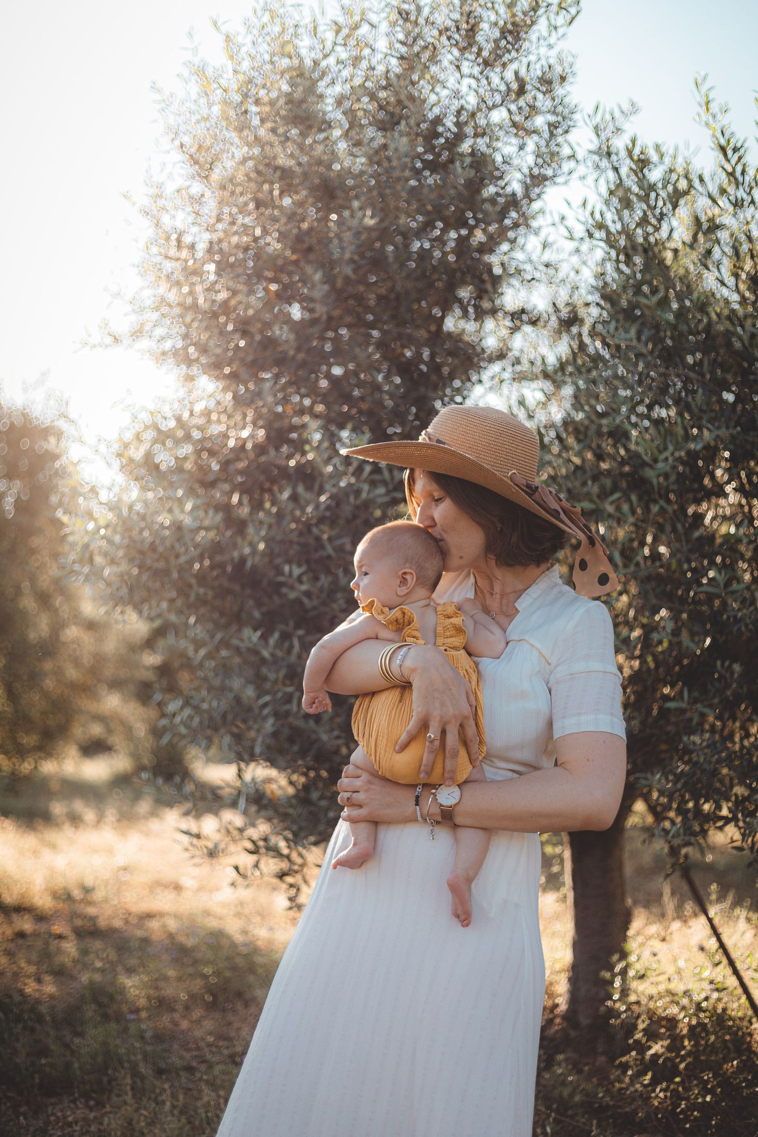 Enfants famille bébé grossesse enceinte couple coucher de soleil en provence en nature lumière naturelle extérieur été