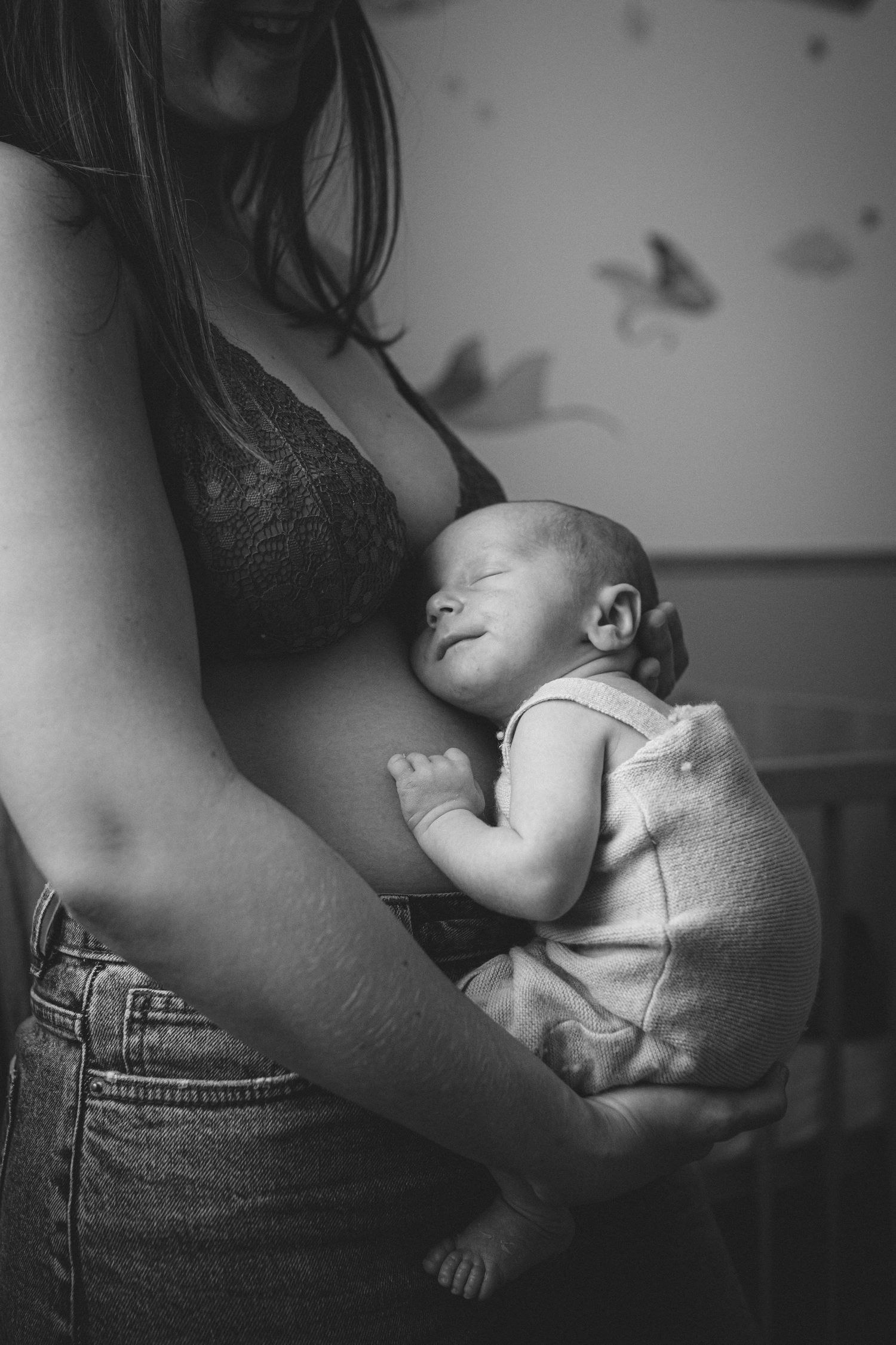 Enfants famille bébé grossesse enceinte ventre coucher de soleil en provence en nature lumière naturelle extérieur été domicile maison lit