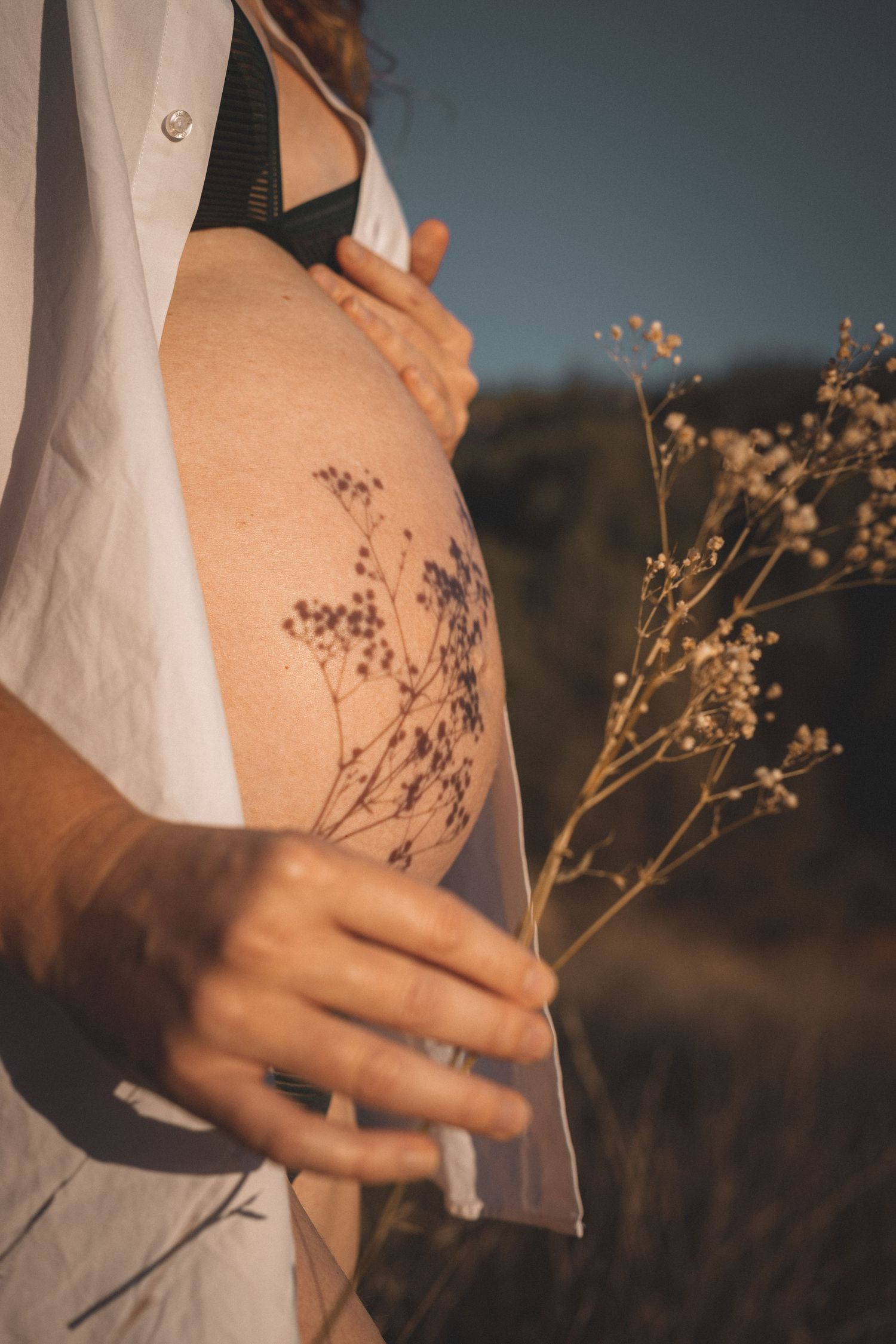 Enfants famille bébé grossesse enceinte couple coucher de soleil en provence en nature lumière naturelle extérieur été sainte-victoire