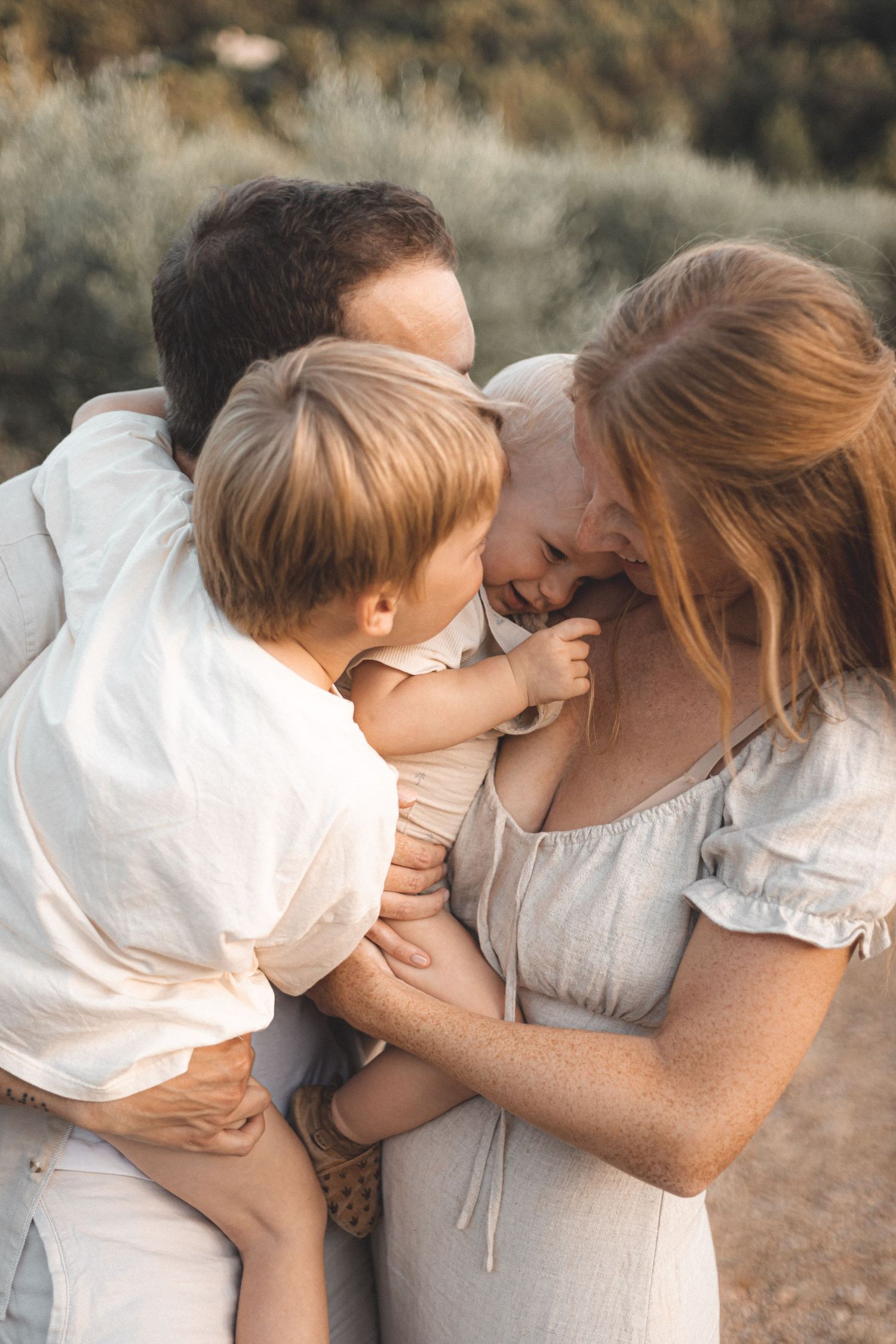 Enfants famille bébé grossesse enceinte couple coucher de soleil en provence en nature lumière naturelle extérieur été