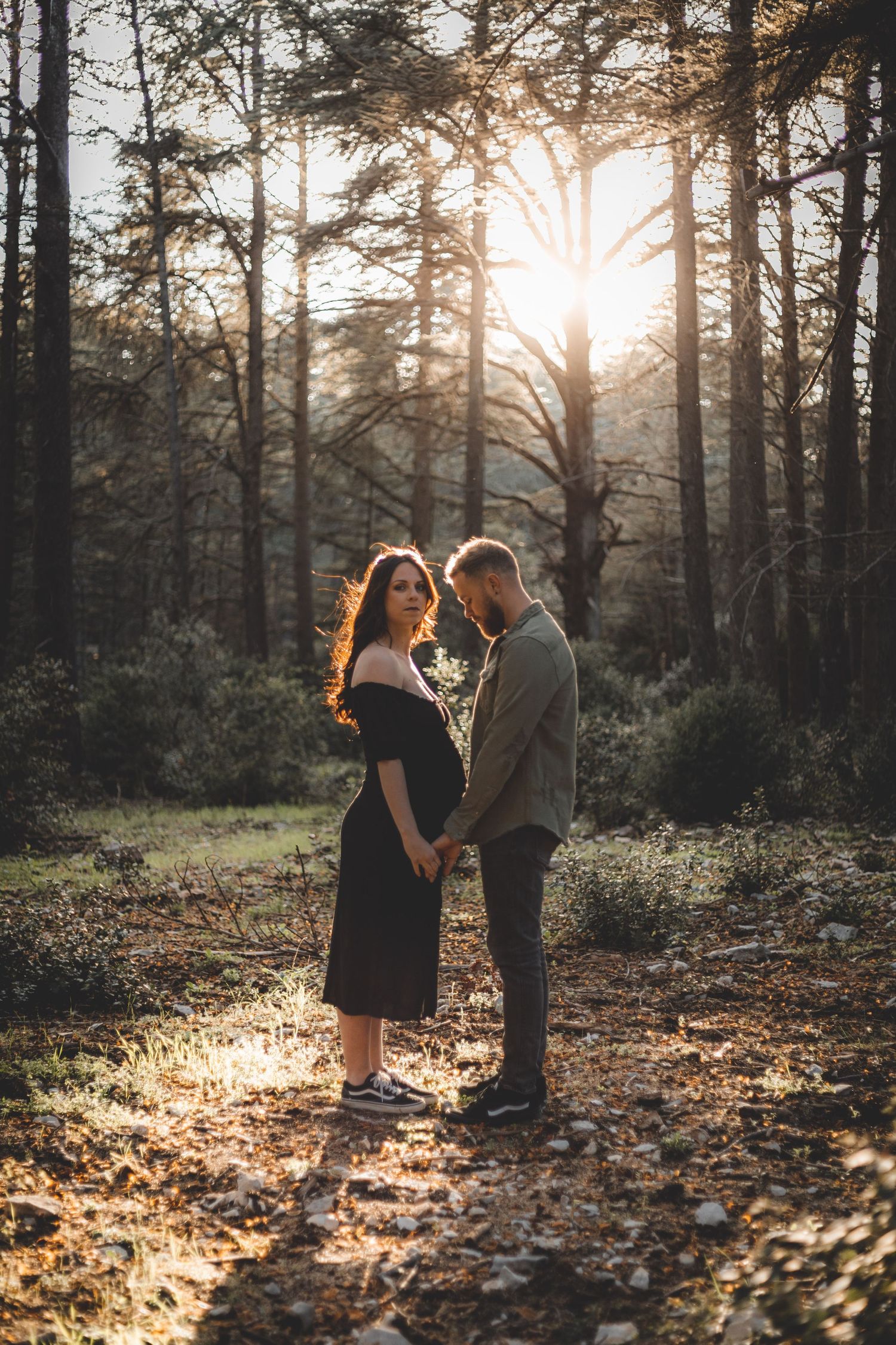 Enfants luberon bébé grossesse enceinte couple coucher de soleil en provence en nature lumière naturelle extérieur été bonnieux cèdres