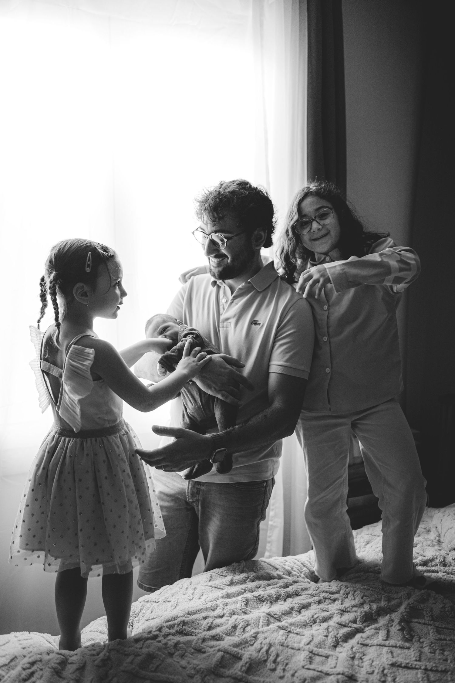Enfants famille bébé grossesse enceinte couple coucher de soleil en provence en nature lumière naturelle extérieur été domicile maison lit