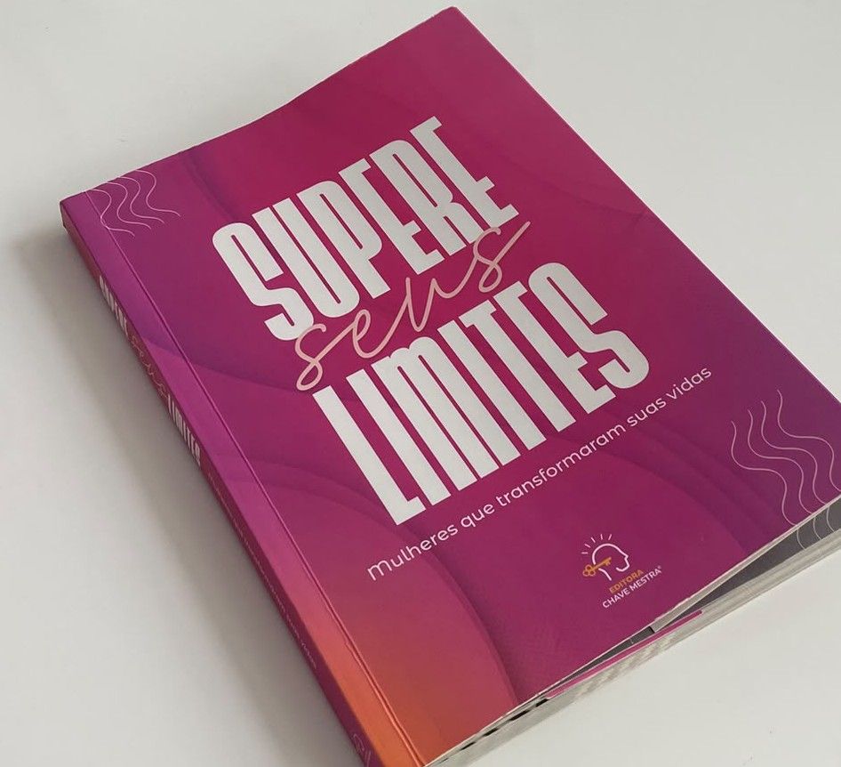 Pink and purple gradient book titled 'Supere Seus Limites' about women who transformed their lives.