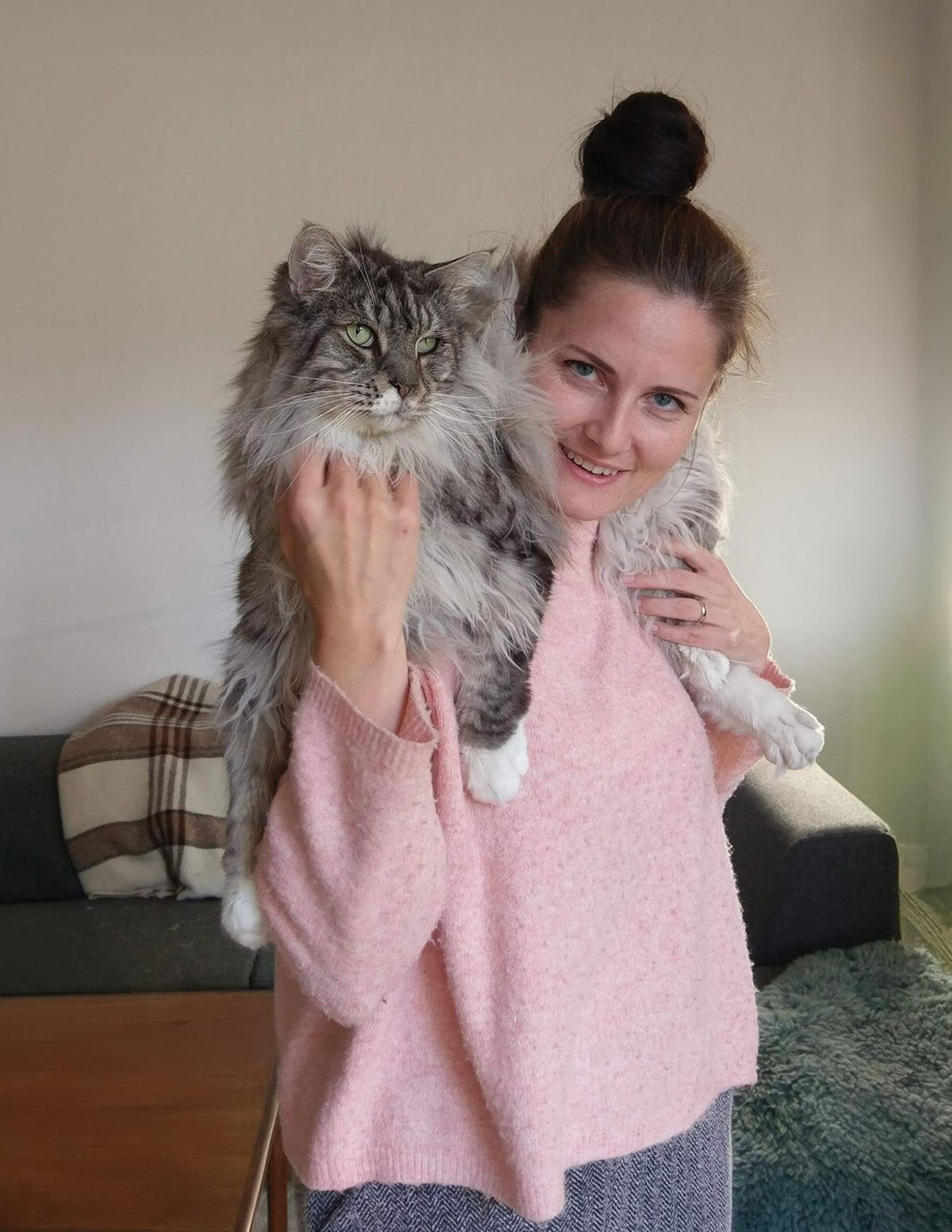 Mona Ødegård portrettert sammen med sin gamle Maine Coon-katt