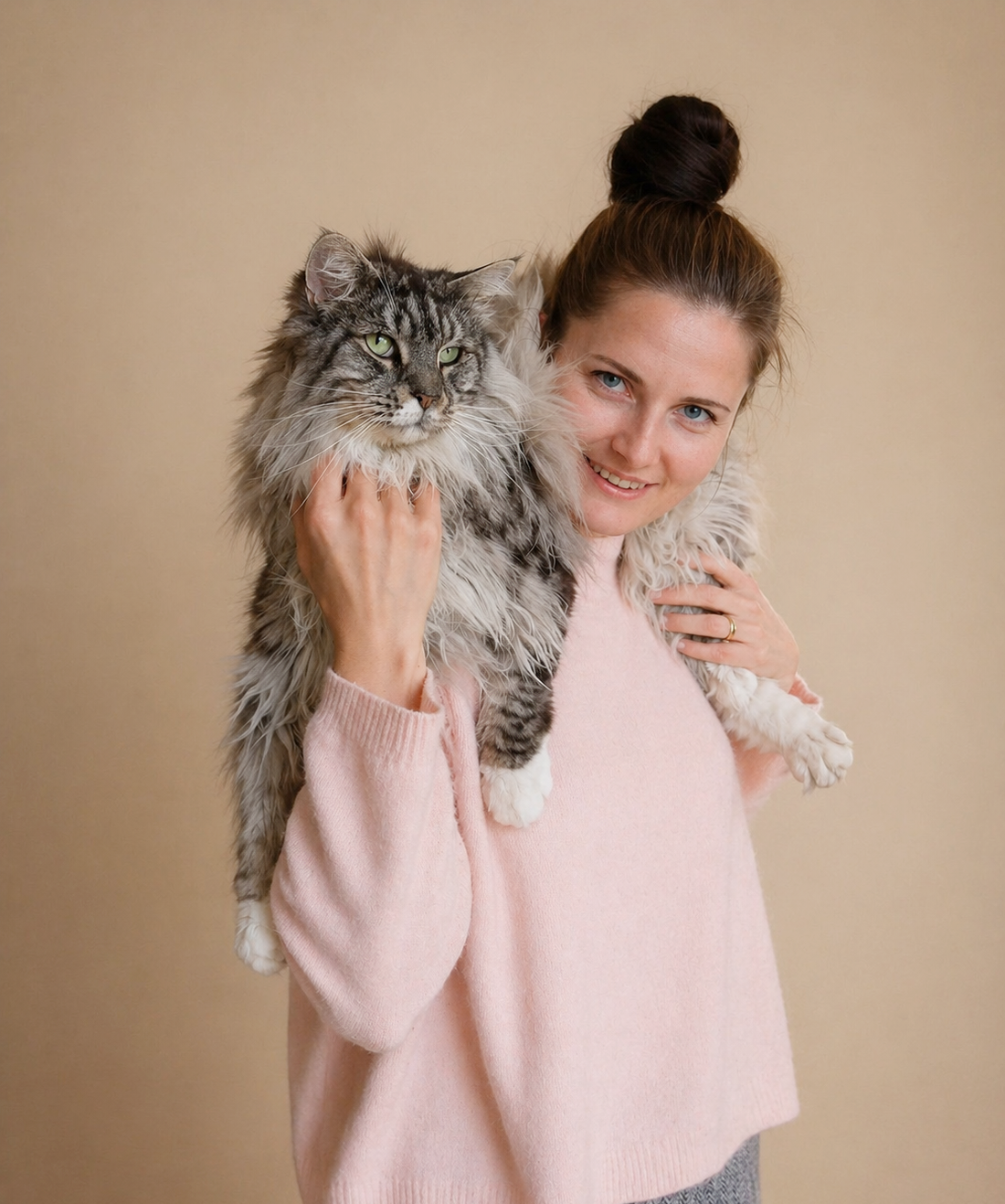 Hundefotograf Mona Ødegård i MØ Dyrefoto sammen med sin Maine Coon Katt
