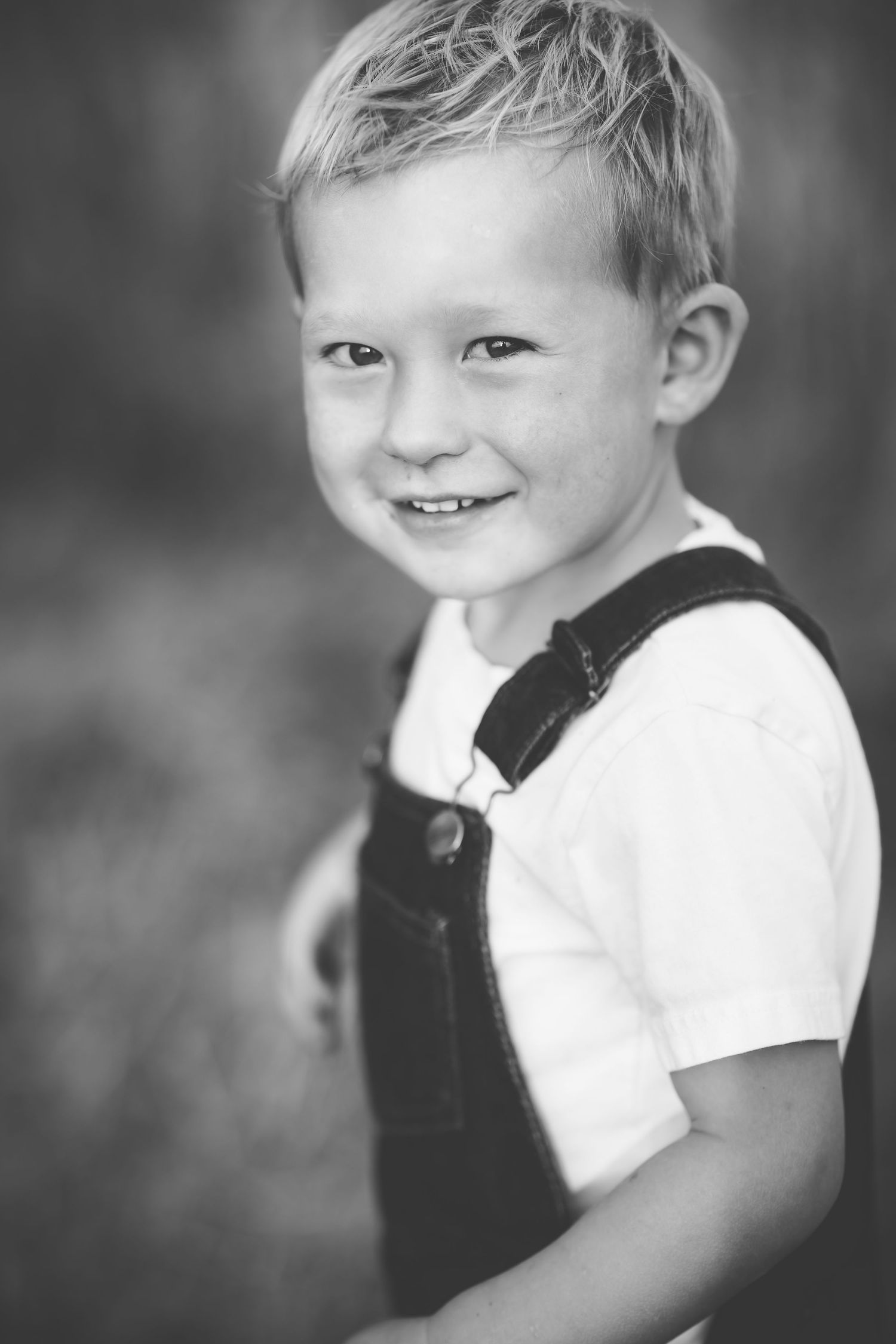 Regina Family Photographer specializing in family, maternity, graduation, couples & fall mini sessions in Regina and area.