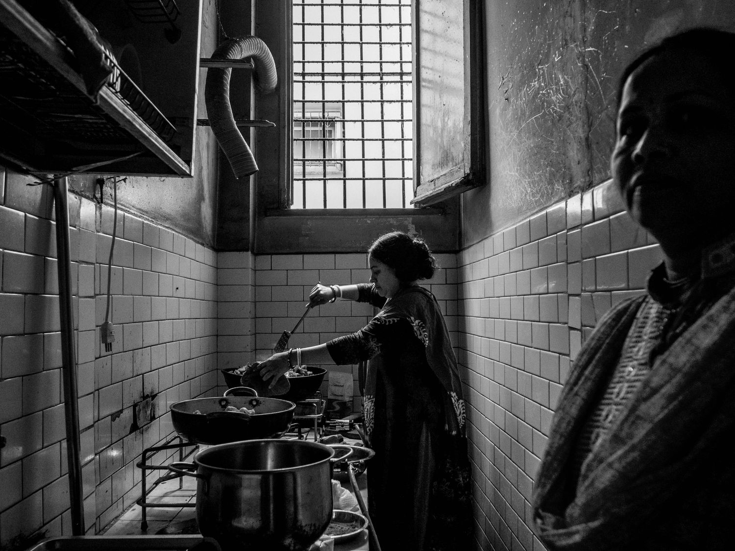 documentary photography of women cooking in a kitchen in Rome, Italy
