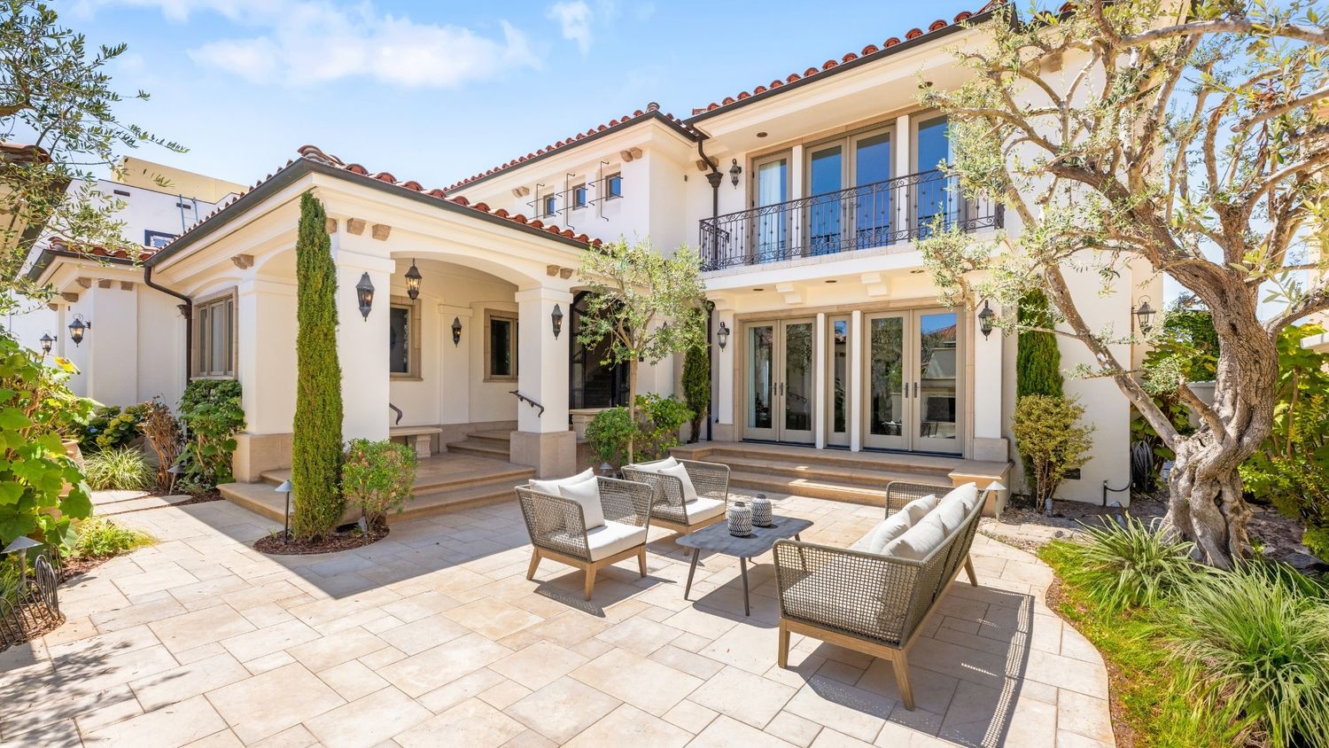 Real estate photography of a beautiful home in the Spyglass community of Corona Del Mar, California