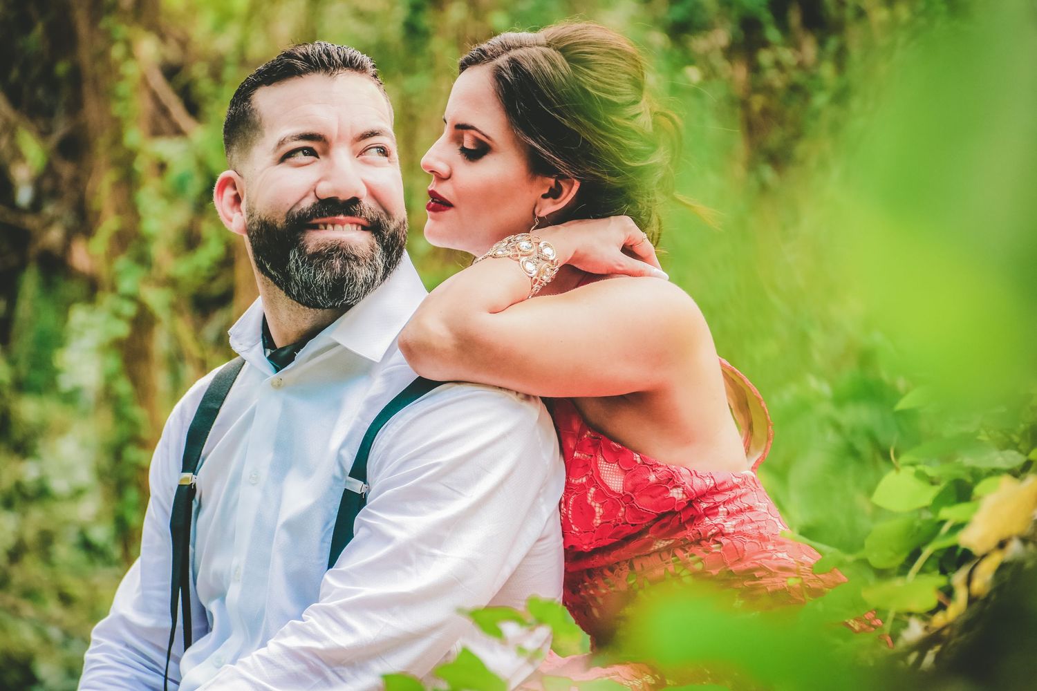 Sesión de fotos de parejas en Ávila. Fotografía romántica y natural en exteriores. Capturando momentos auténticos y cómplices. ¡Reserva ya!