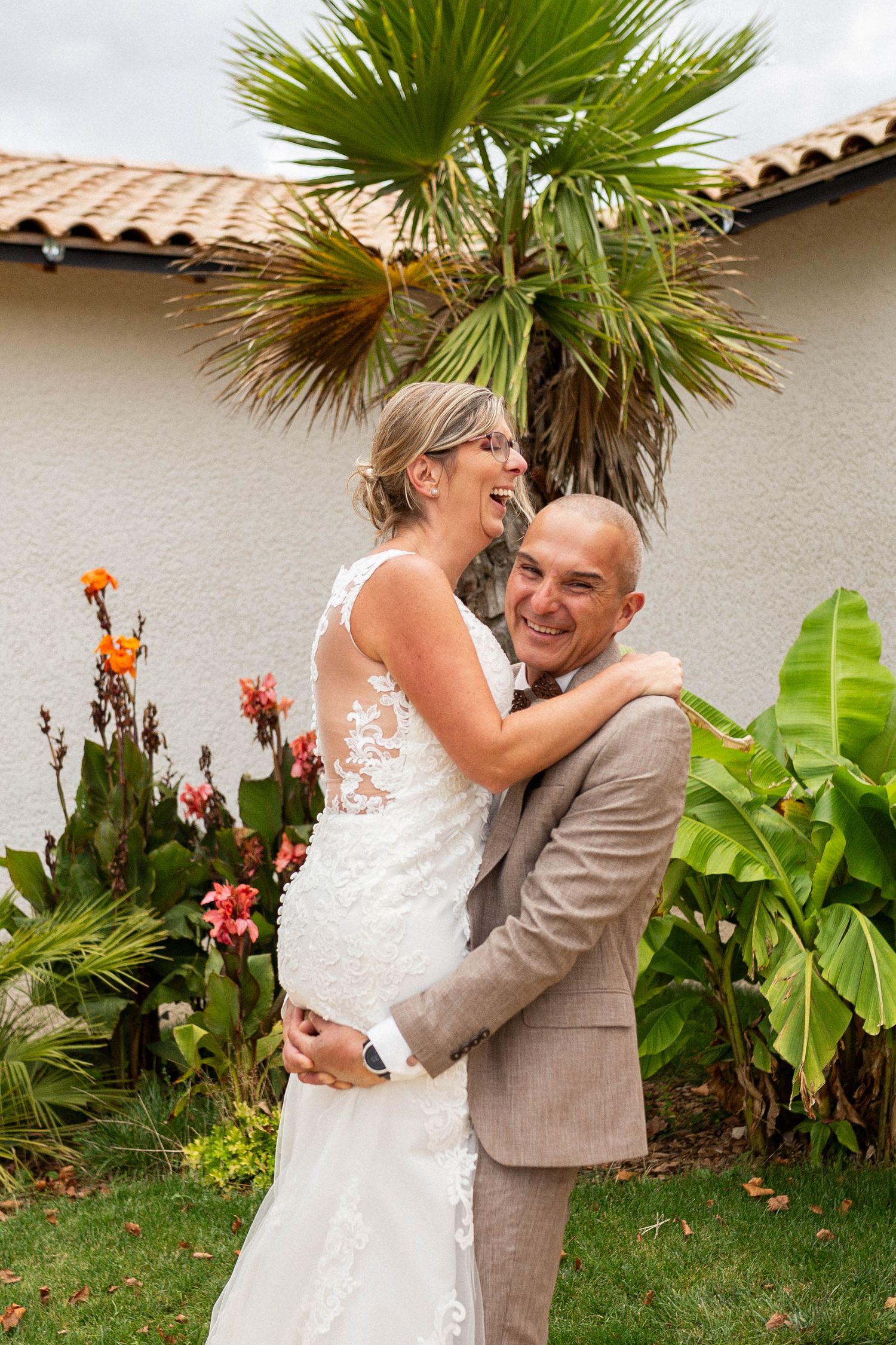 Rires et complicité des mariés lors d'une séance photo naturelle au Domaine de la Moie à Aiffres, photographe mariage Niort.