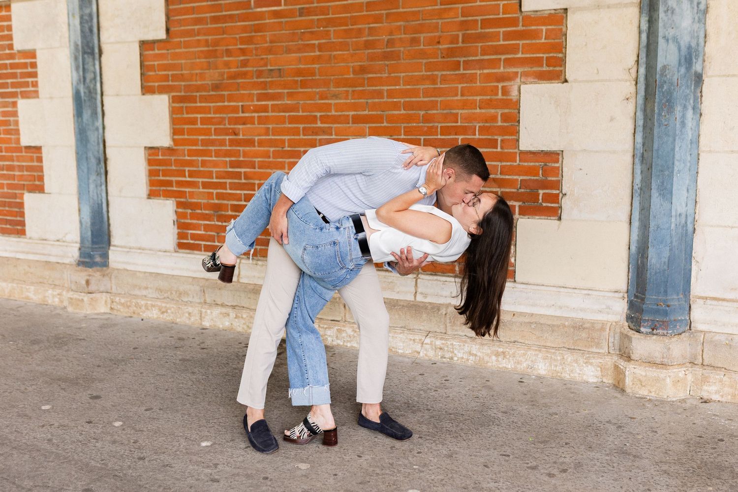 Futurs mariés s'embrassant lors d'une séance engagement à Niort, pose romantique rappelant l'ouverture de bal, photographe de mariage 79.
