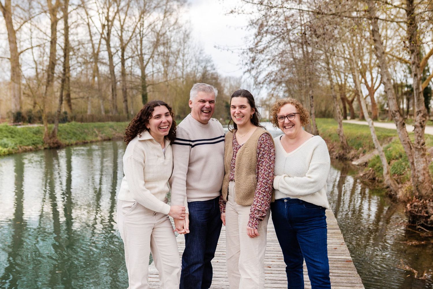 Portrait de famille avec deux petites filles au cœur du Marais Poitevin à Coulon, séance photo naturelle en extérieur près de Niort.