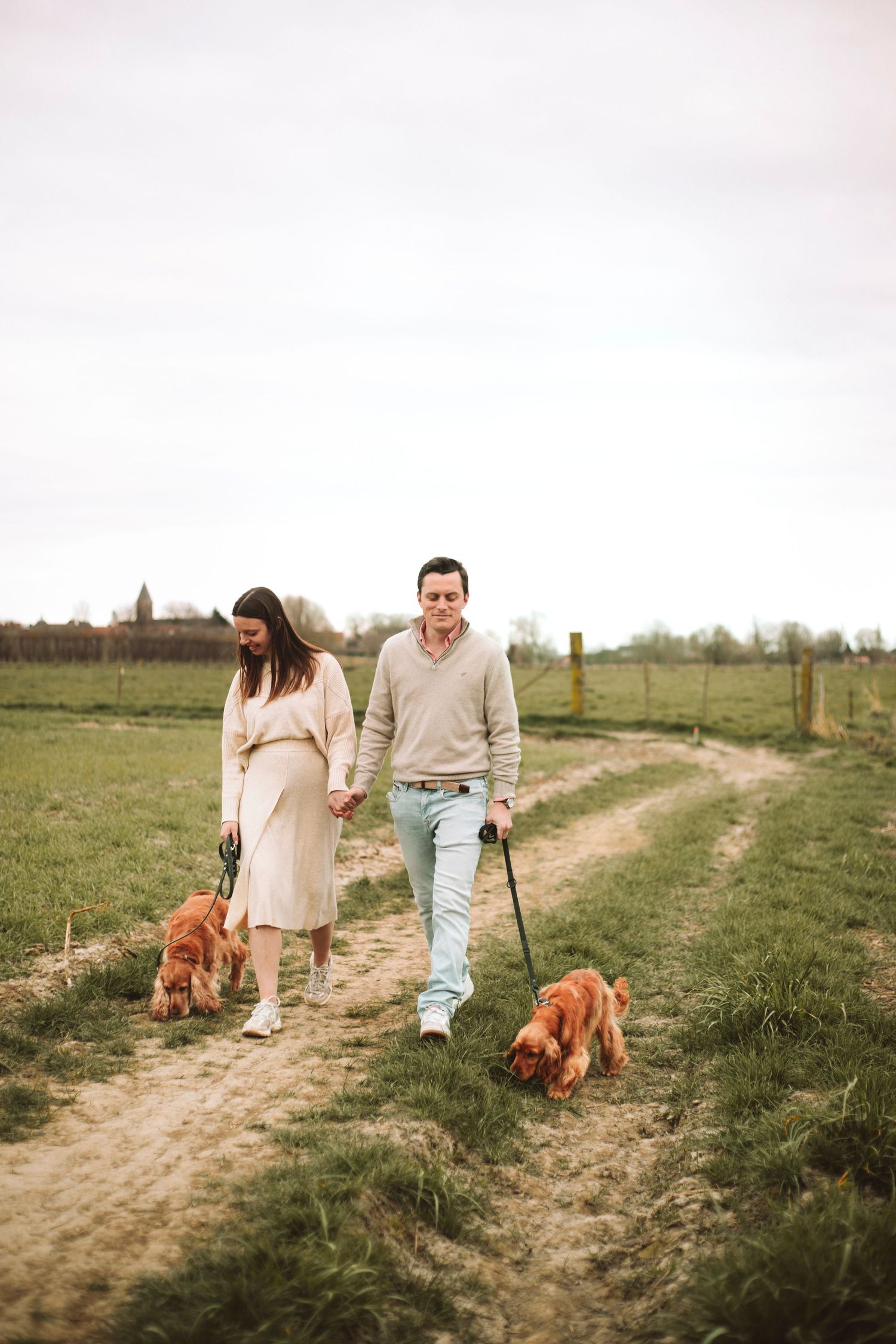 Koppel die samen met hun hondjes wandelt in de natuur.