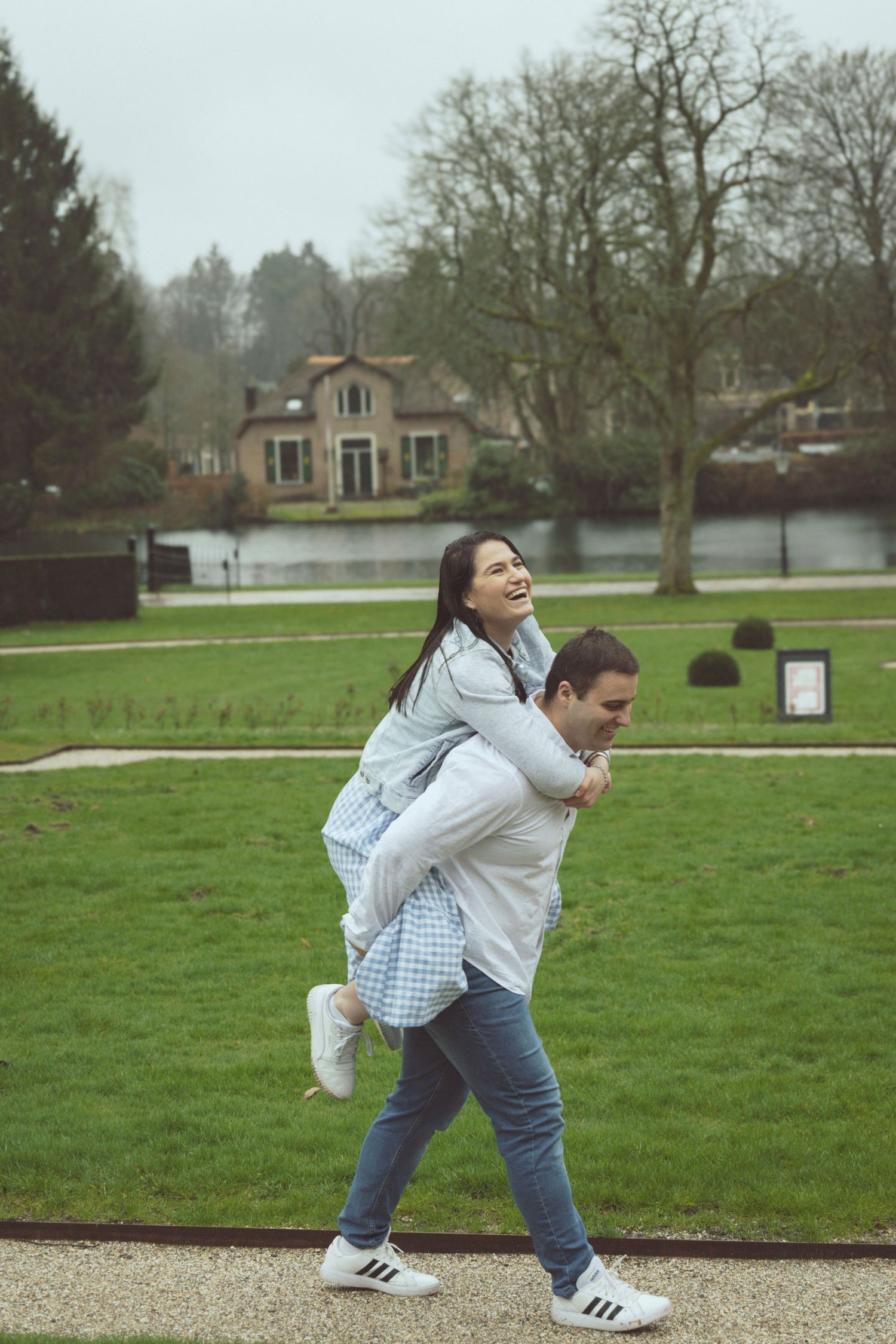 Liefdes shoot in Roosendaal op een regenachtige dag