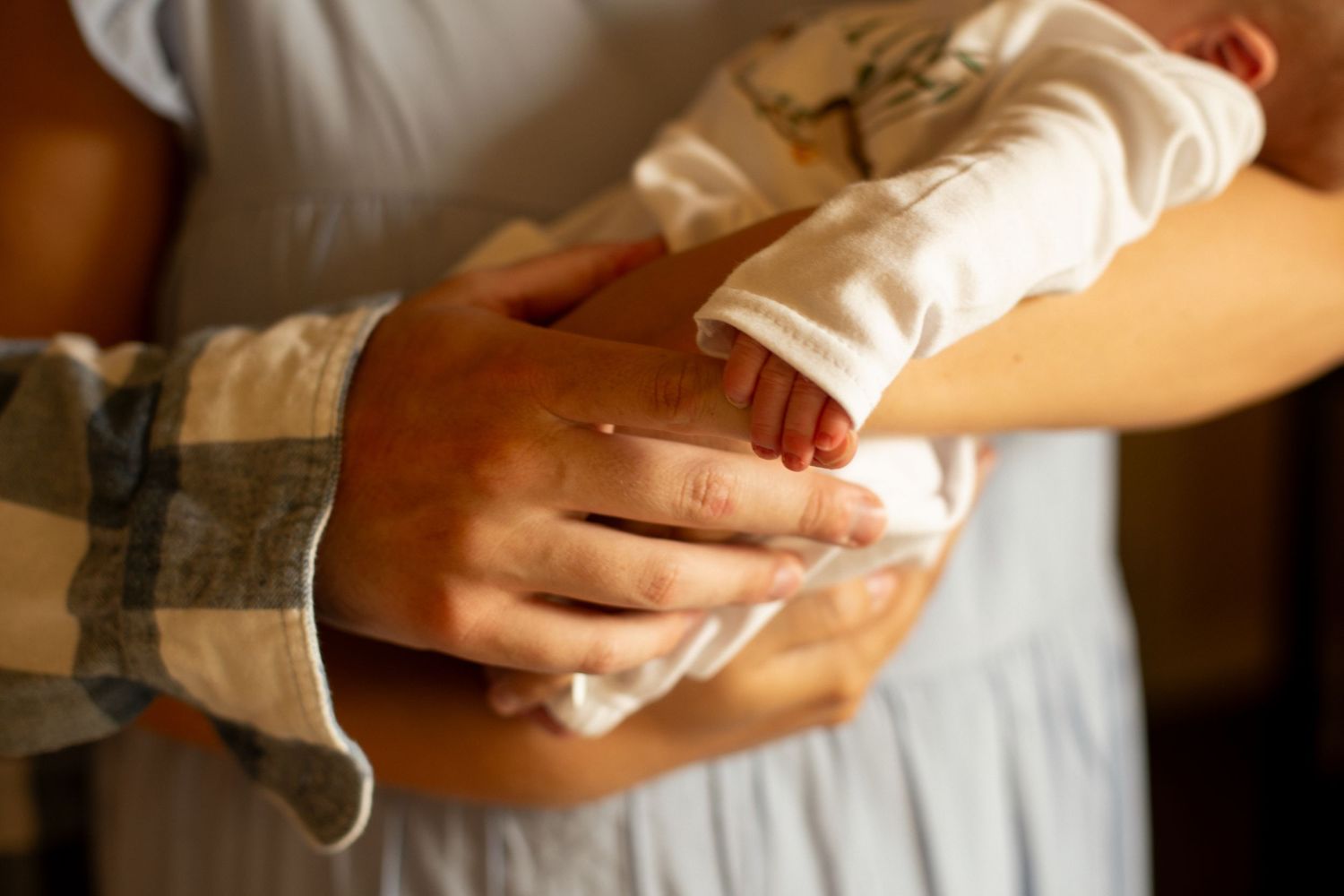 Mom holds baby, baby's hand is wrapped around dad's finger, Richmond photographer, rachel gorth, armory photography
