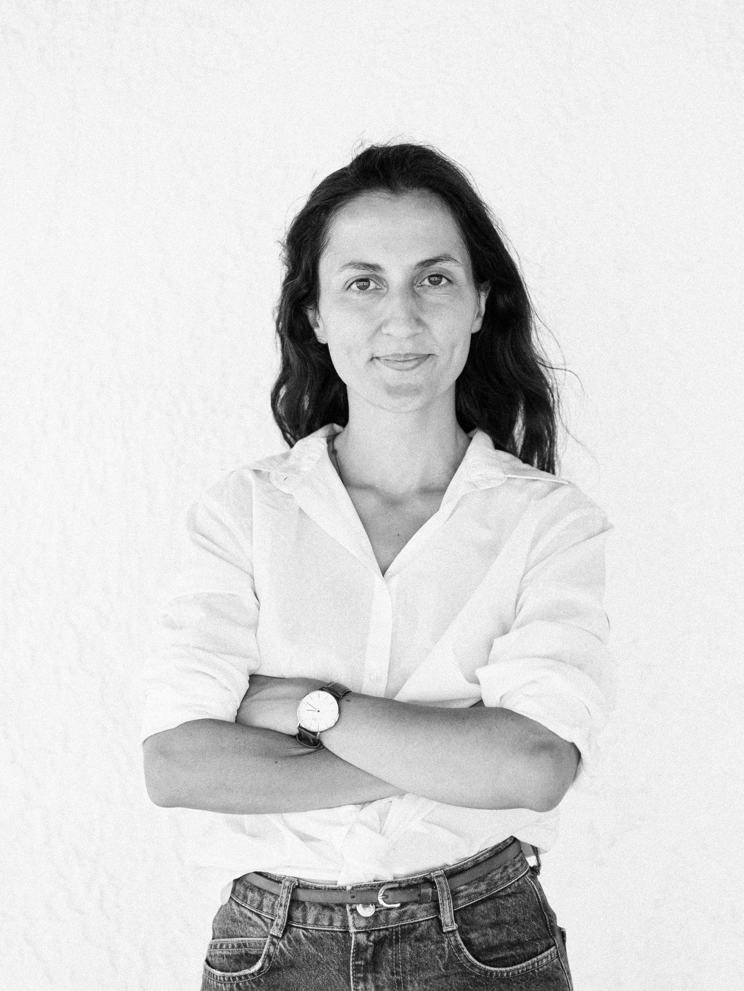 Black and white portraits of a woman in a white shirt and jeans against a light background.