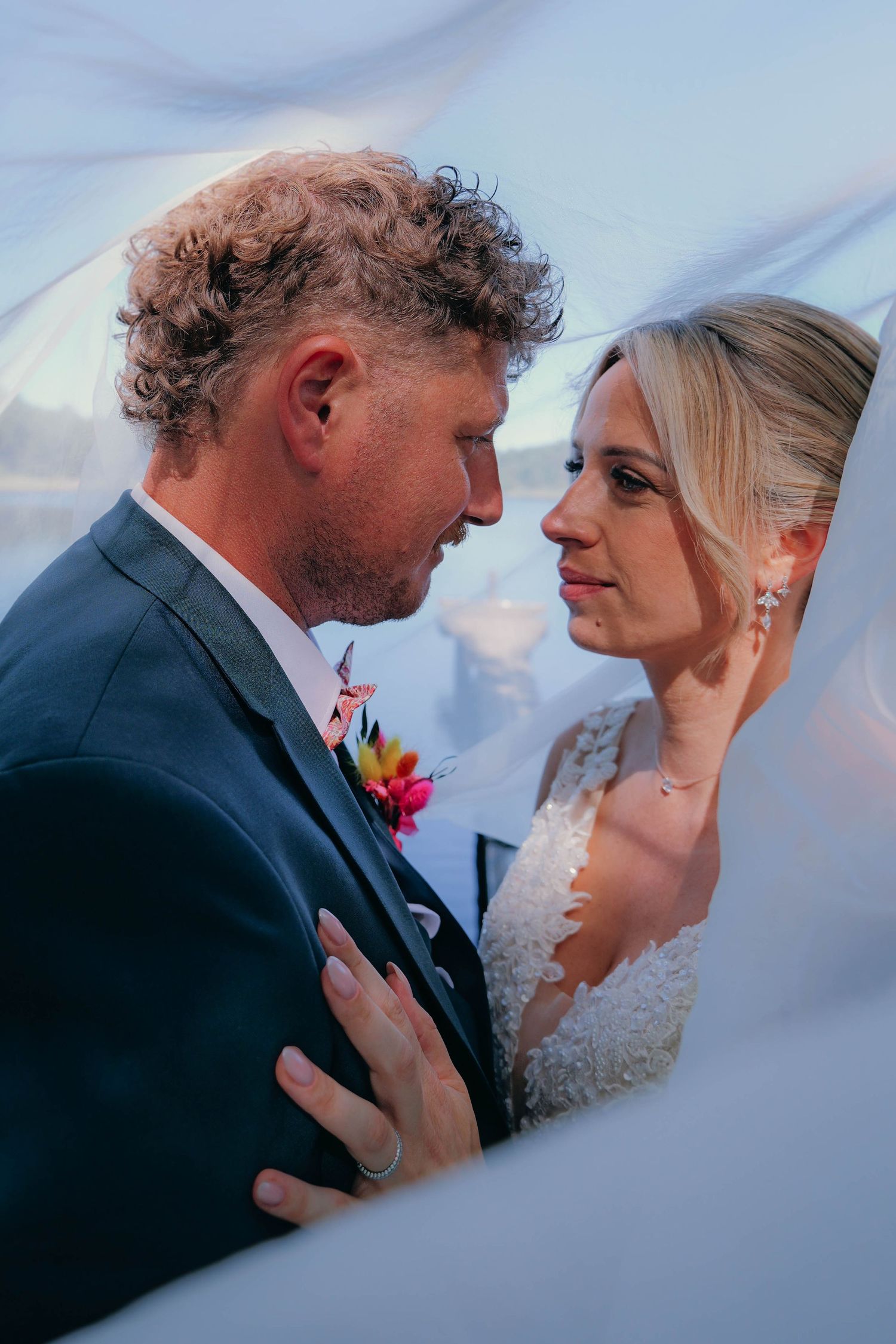 Couple de mariés sous le voile de la mariée