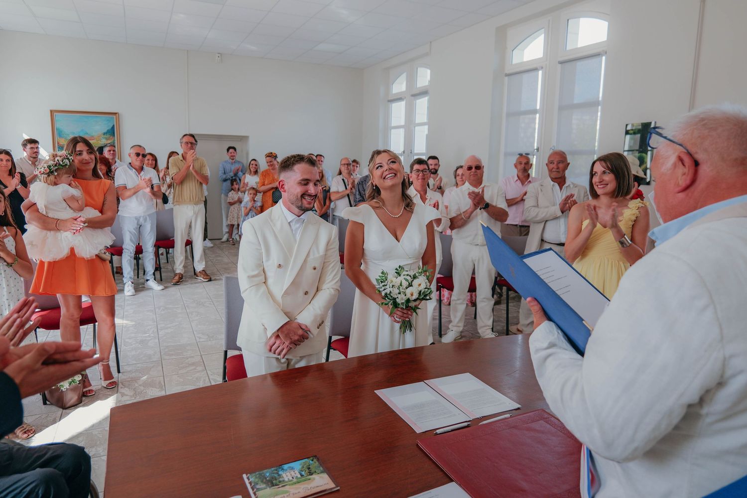 Couple de mariés à la mairie.