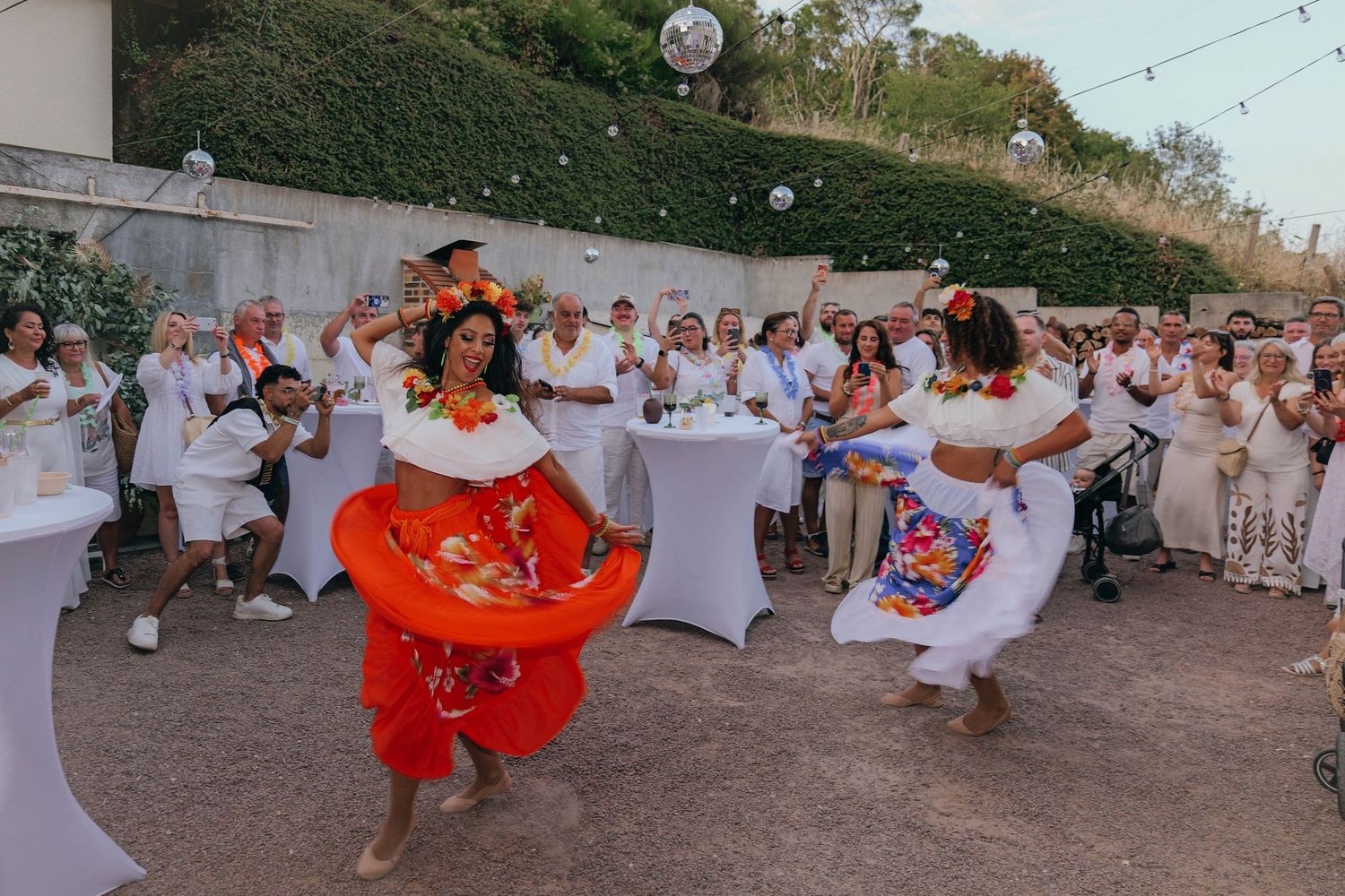 Deux danseuses brésiliennes en plein spectacle devant les invités