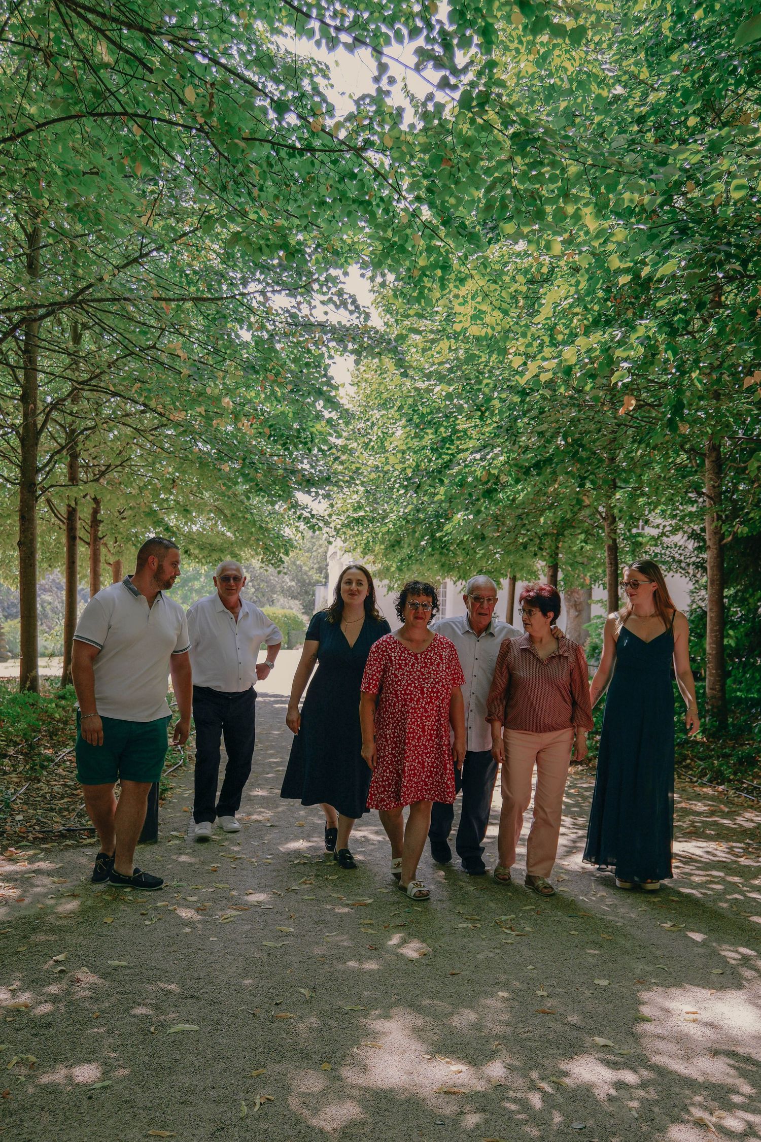 Une famille qui marche dans un parc