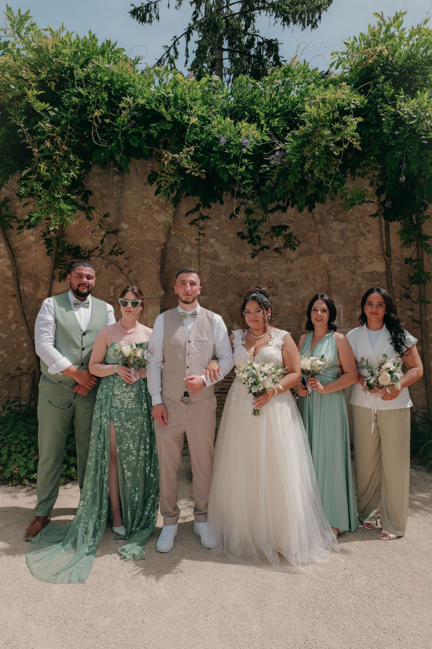 Groupe d'amis avec les mariés qui posent