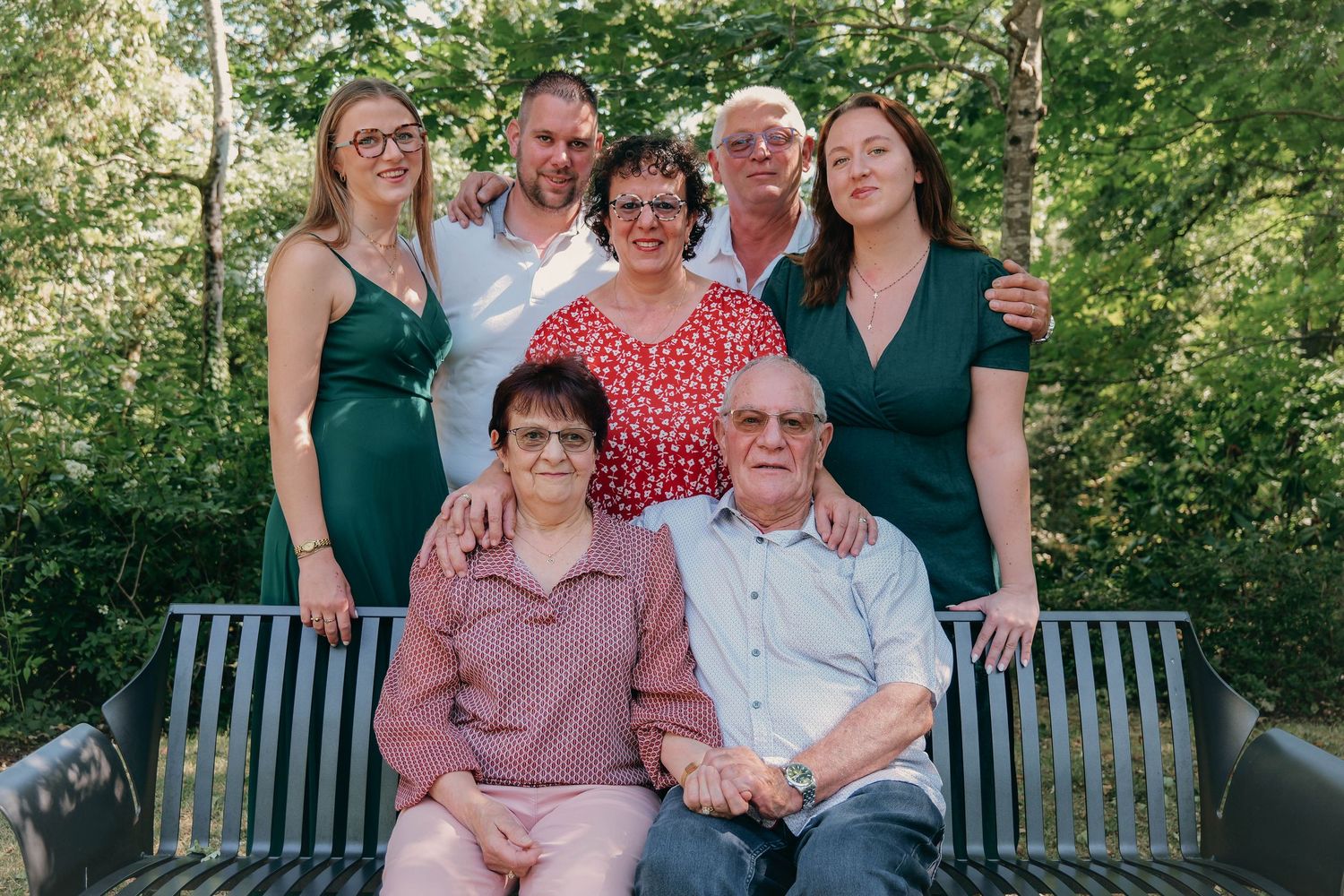 Une famille dans un parc sur un banc.