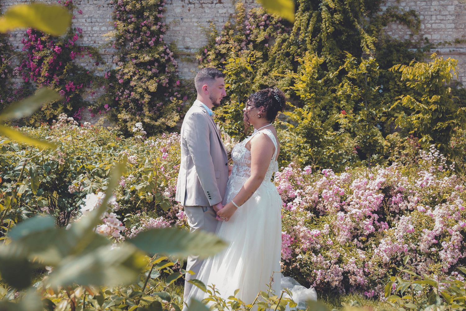 Couple de mariés dans les fleurs.