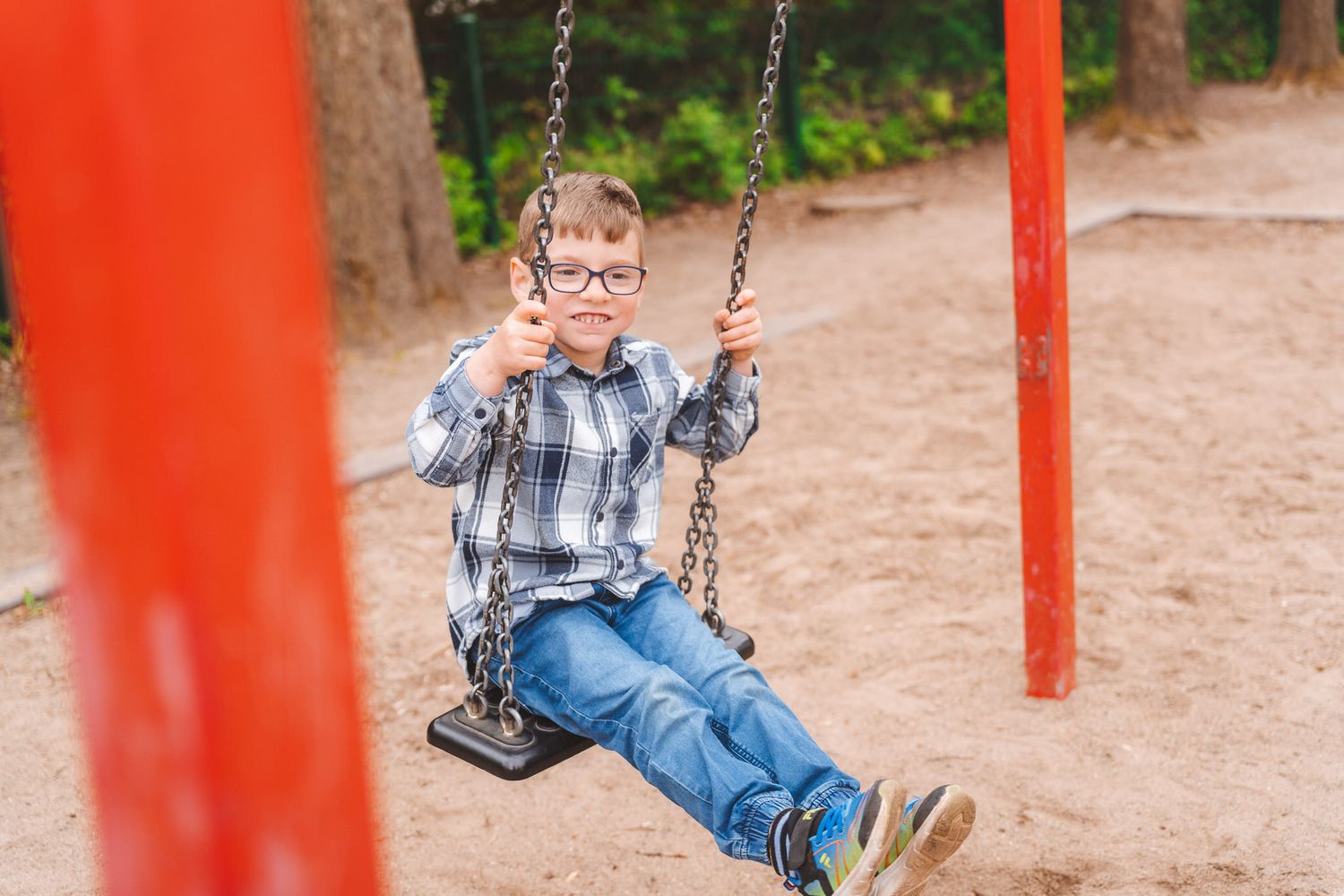 Fröhliches Kind beim Lachen während der Kindergartenfotografie in Rostock – natürliche Kinderfotos mit Herz