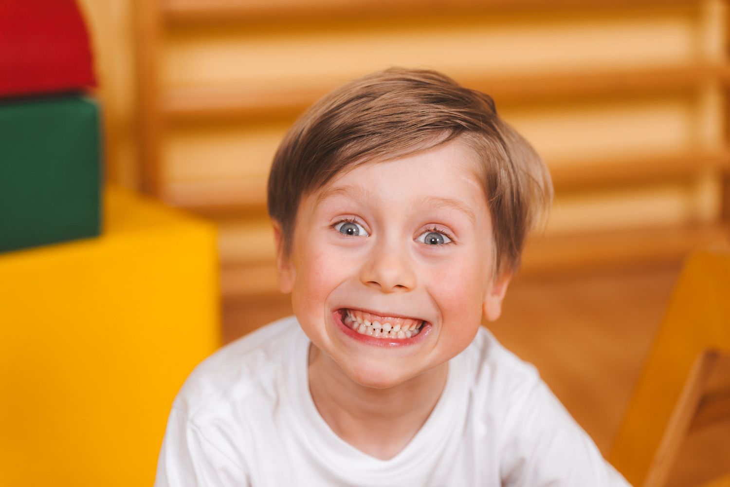 Natürliches Kinderportrait bei einem entspannten Fototag in einer Kita in Rostock mit Mega Momente, dem Kita- und Schulfotograf