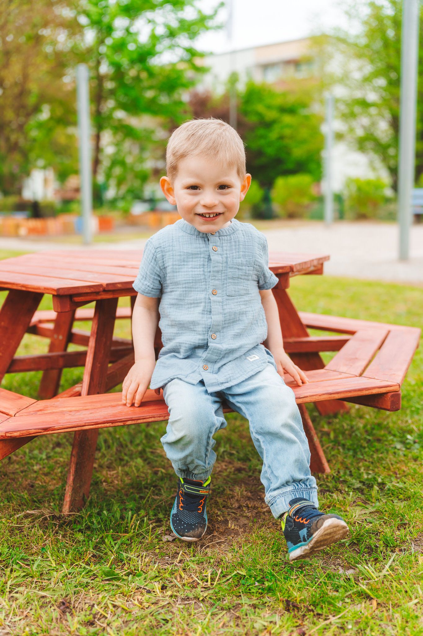Kinder beim Spielen und Fotografieren im Außenbereich einer Kita – natürliche Kindergartenfotografie in Rostock
