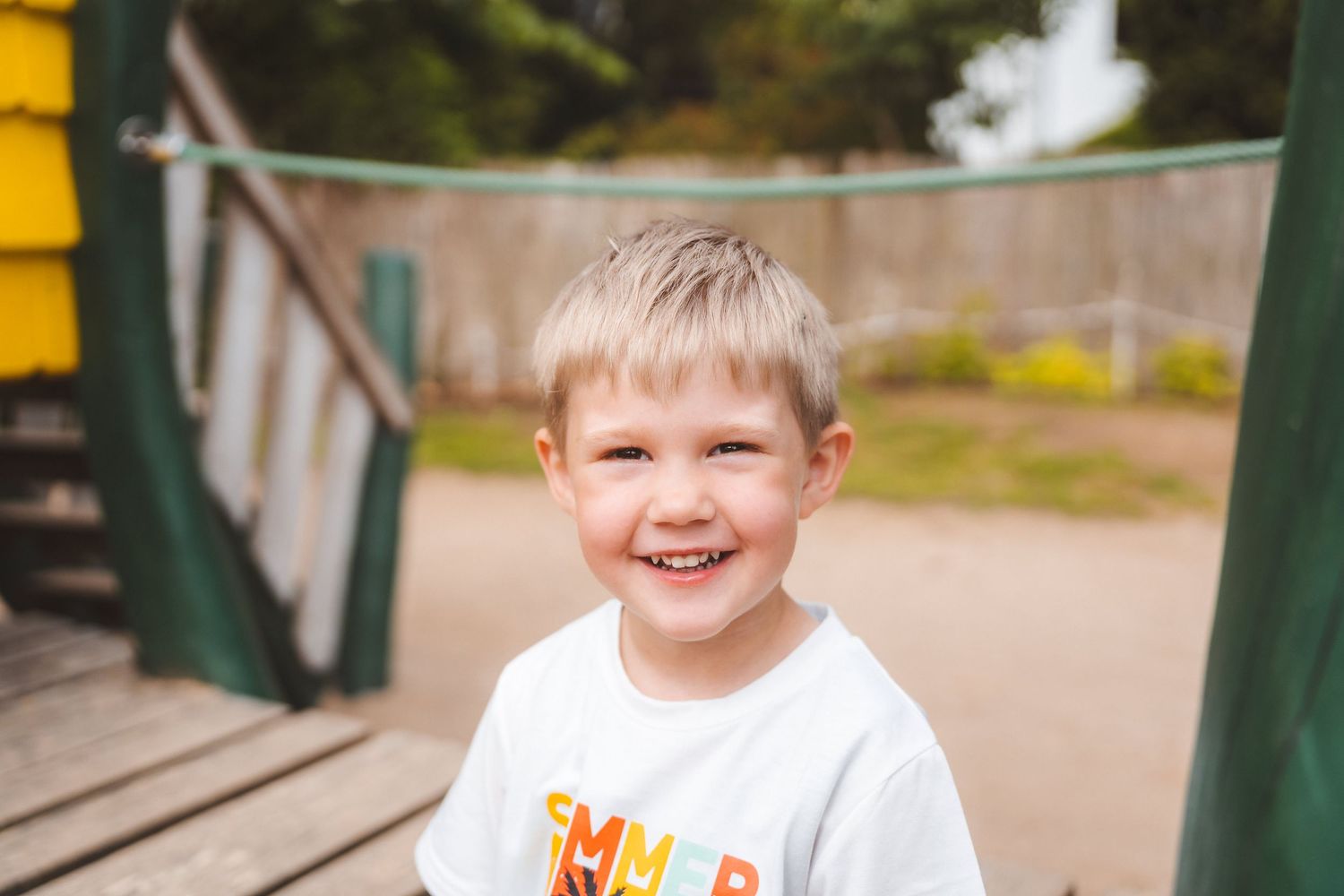 Fröhliches Kind während eines Fototages mit Mega Momente – Kita- und Schulfotograf in Rostock