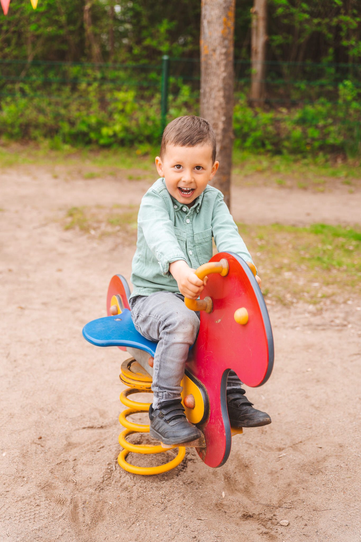 Liebevoll fotografierte Kindergruppe bei einem Kita-Fototag in Rostock mit natürlichen und authentischen Momenten