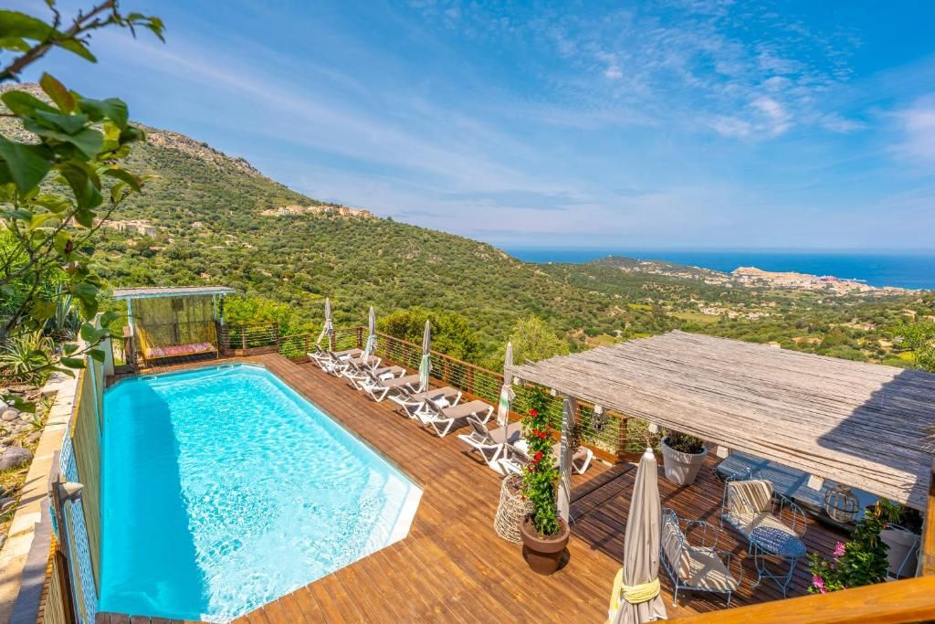 Domaine Bagia Donne, hotêl qui surplombe l'ile-rousse avec sa piscine et sa terrasse
