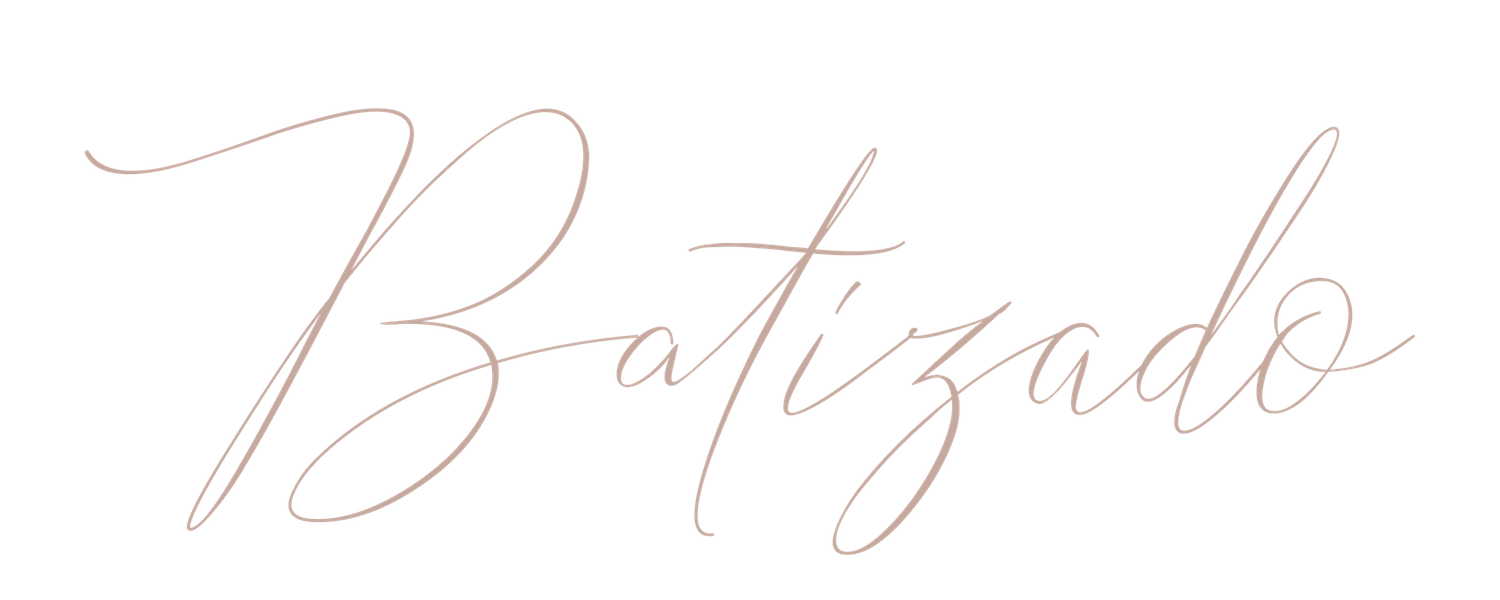 Handwritten cursive text spelling 'Batizada' in metallic rose gold calligraphy against a dark background.