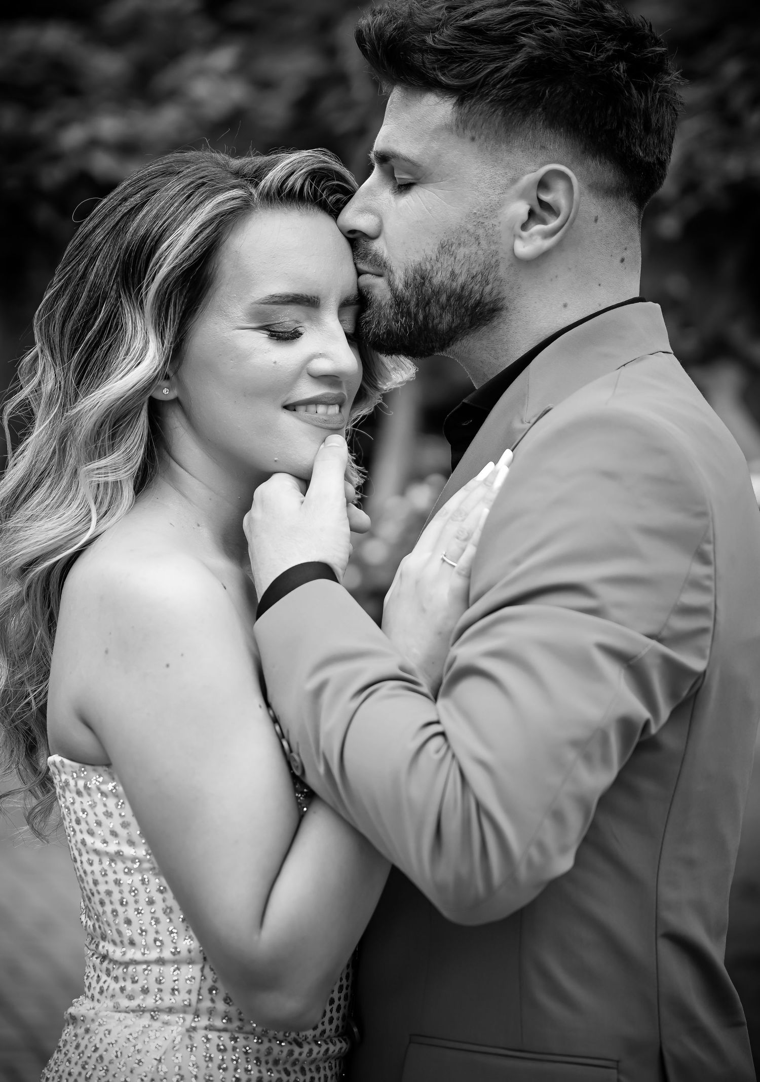 Daniel Balasa fotograf profesionist, specializat în nunți, portrete și evenimente, capturând amintiri autentice și pline de emoție. Valcea
