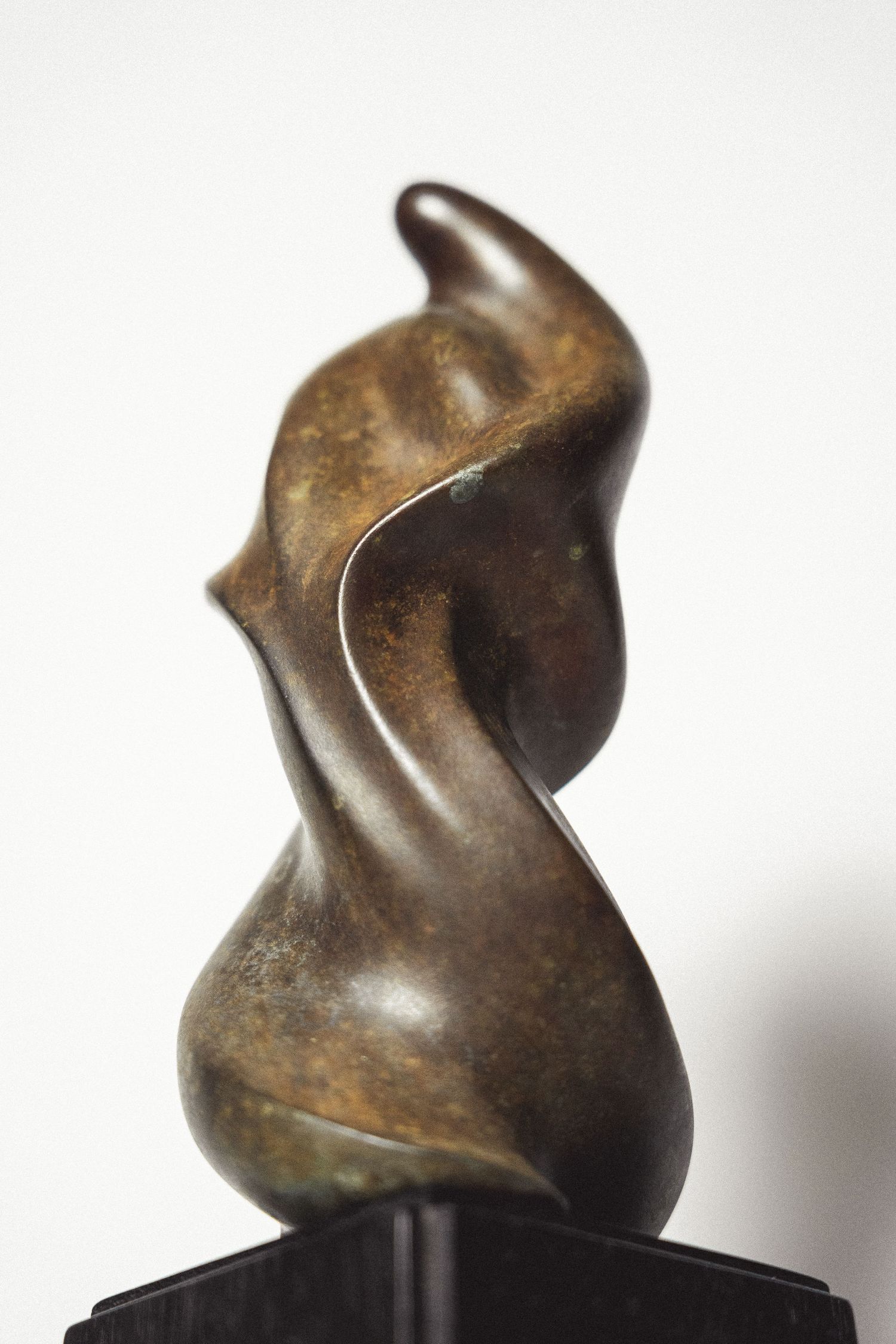 Pieza realizada en bronce, sus dimensiones: 25cm de alto, 12cm de ancho y 12cm de fondo