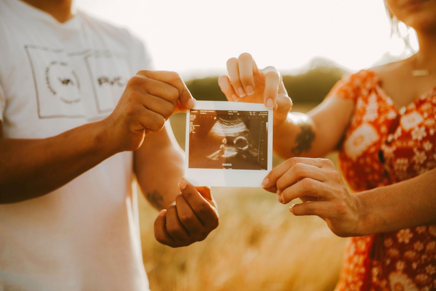 pregnancy announcement and ultrasound photo maternity session in Ottawa Gatineau - R&B AuraCapture