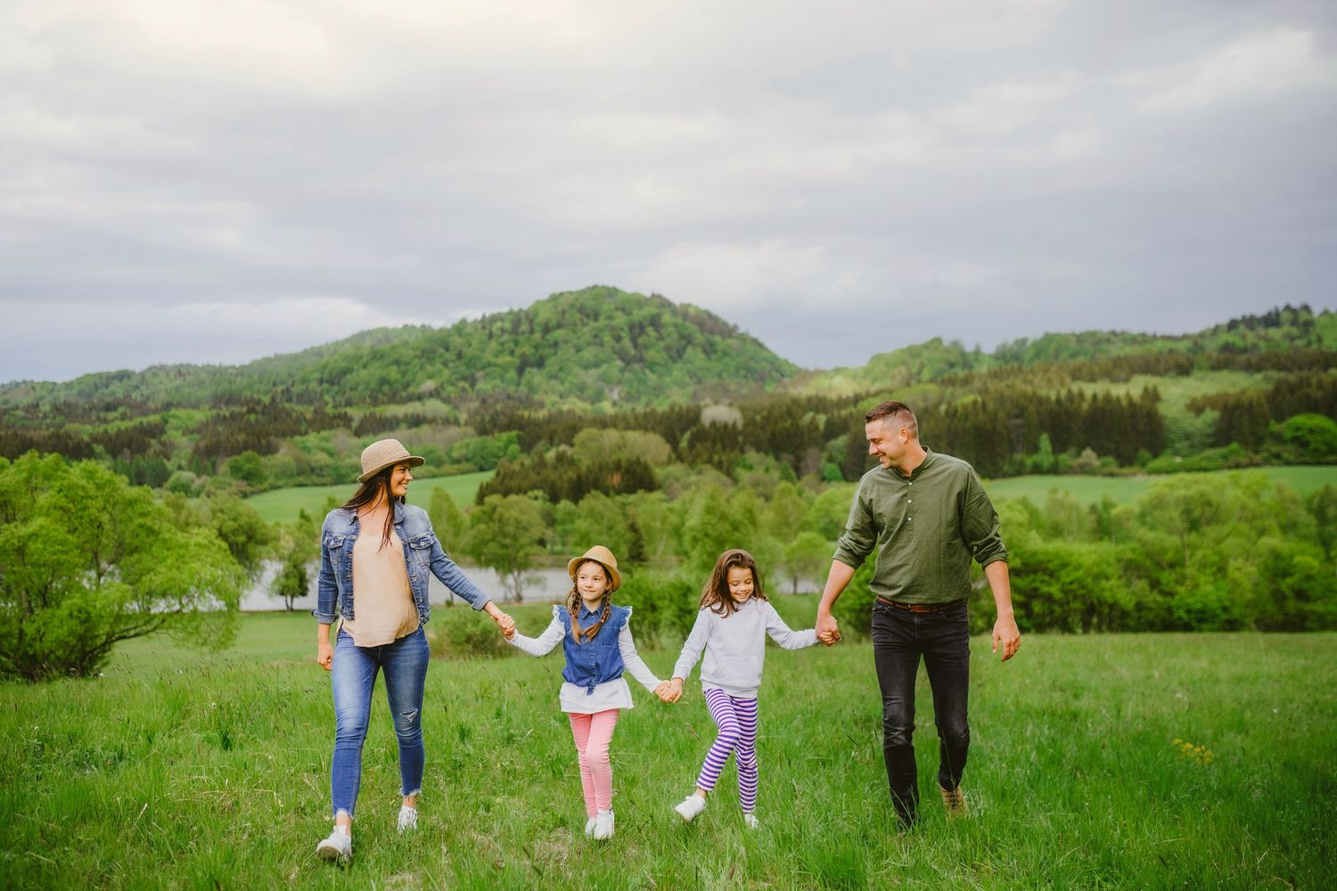 outdoor family photoshoot in scenic green hills and meadow in Ottawa Gatineau - R&B AuraCapture