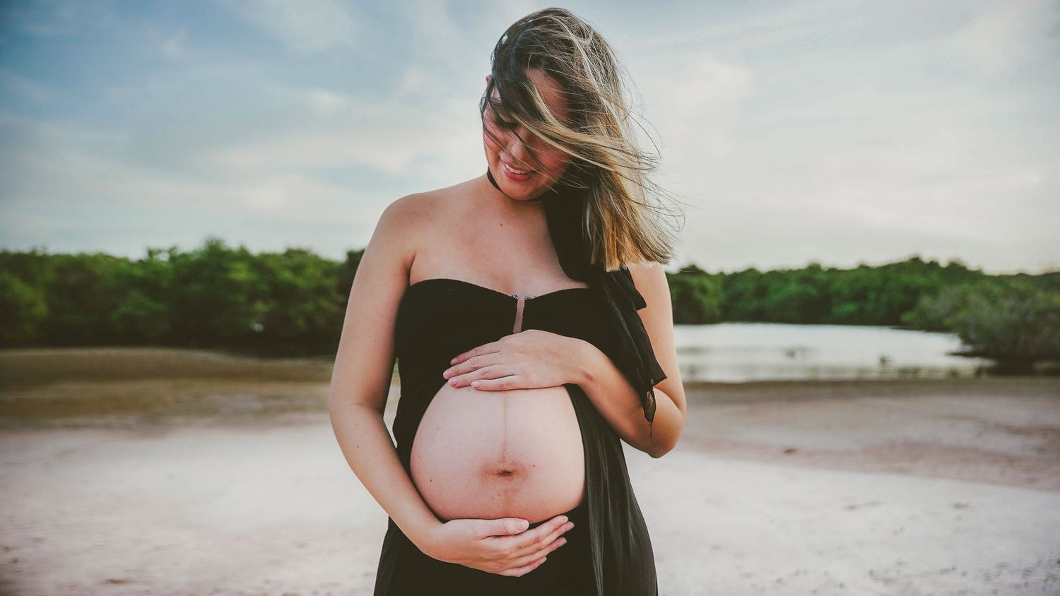 black maternity dress photoshoot lakeside styling guide in Ottawa - R&B AuraCapture