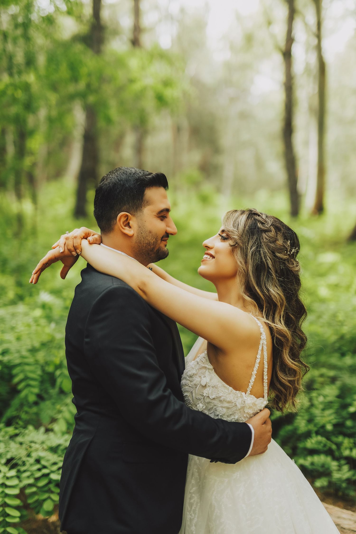 outdoor wedding couple portrait in lush forest setting in Ottawa Gatineau - R&B AuraCapture