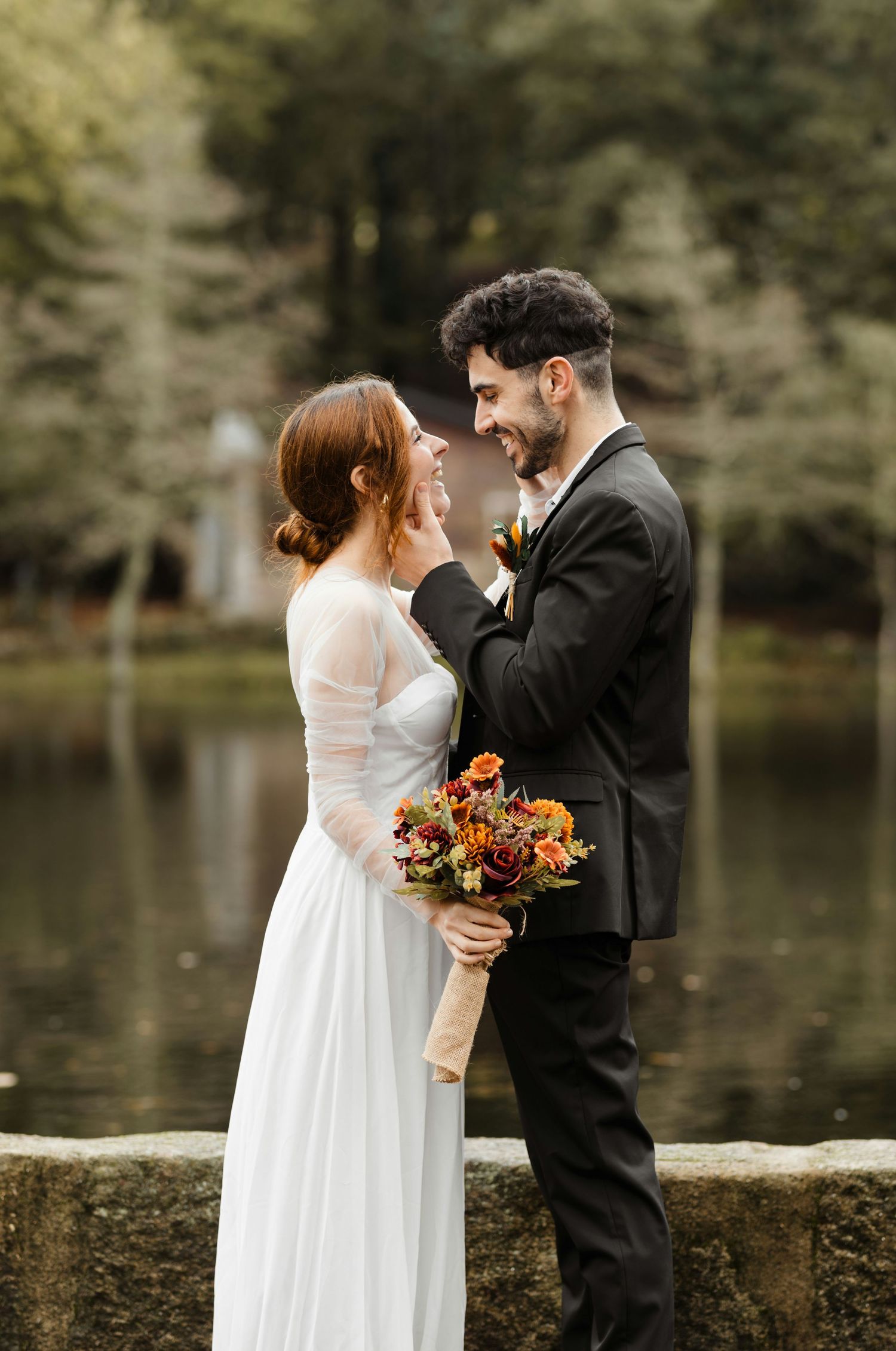 bride and groom lakeside wedding portraits in Ottawa Gatineau - R&B AuraCapture