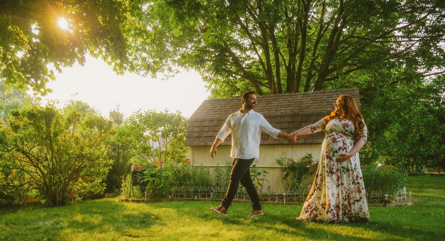 golden hour couple maternity photoshoot in garden estate in Ottawa Gatineau - R&B AuraCapture