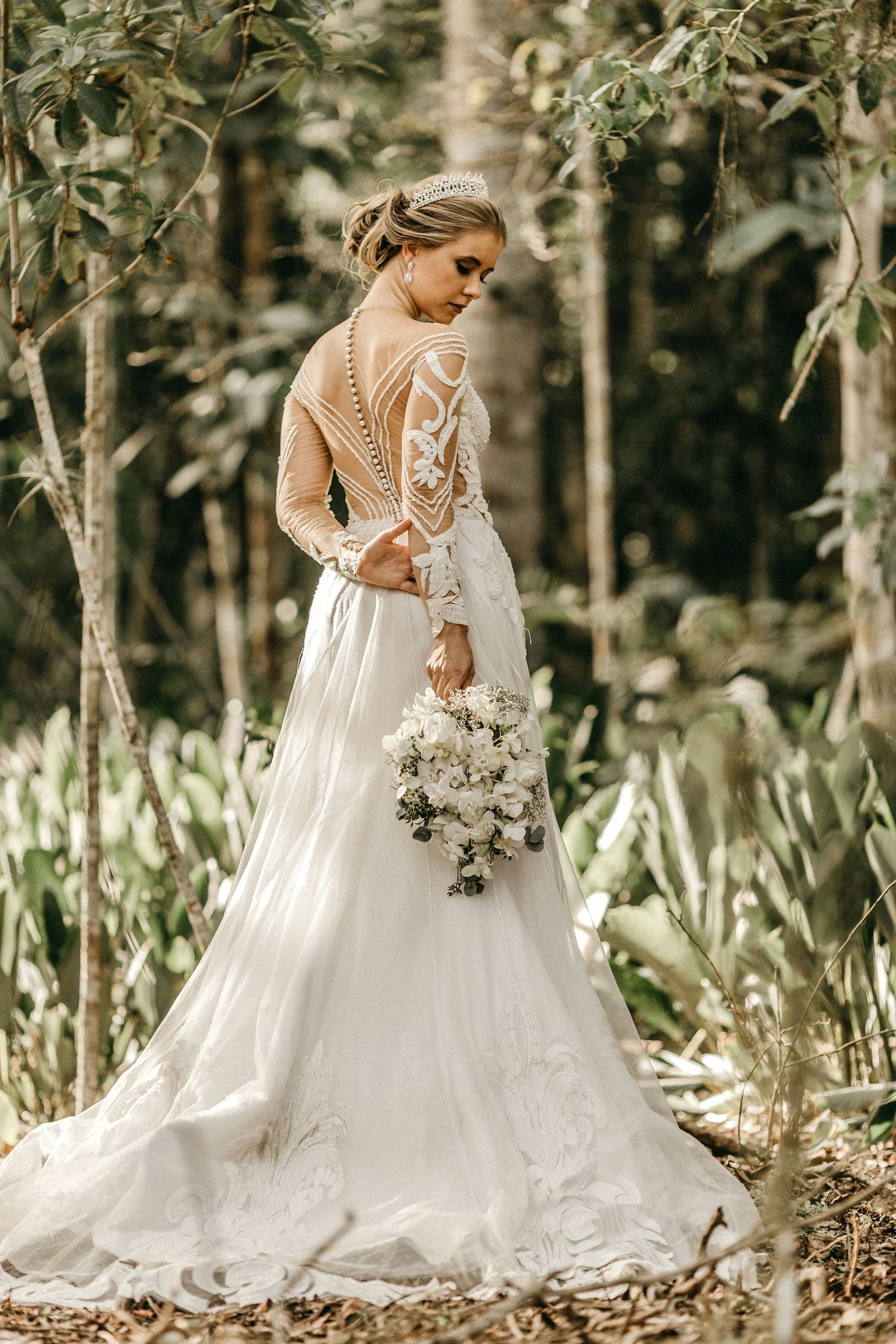 bridal portrait in backless lace wedding gown in Ottawa Gatineau - R&B AuraCapture