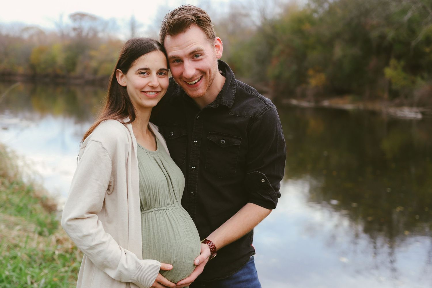autumn outdoor couple maternity photoshoot near river in Ottawa - R&B AuraCapture
