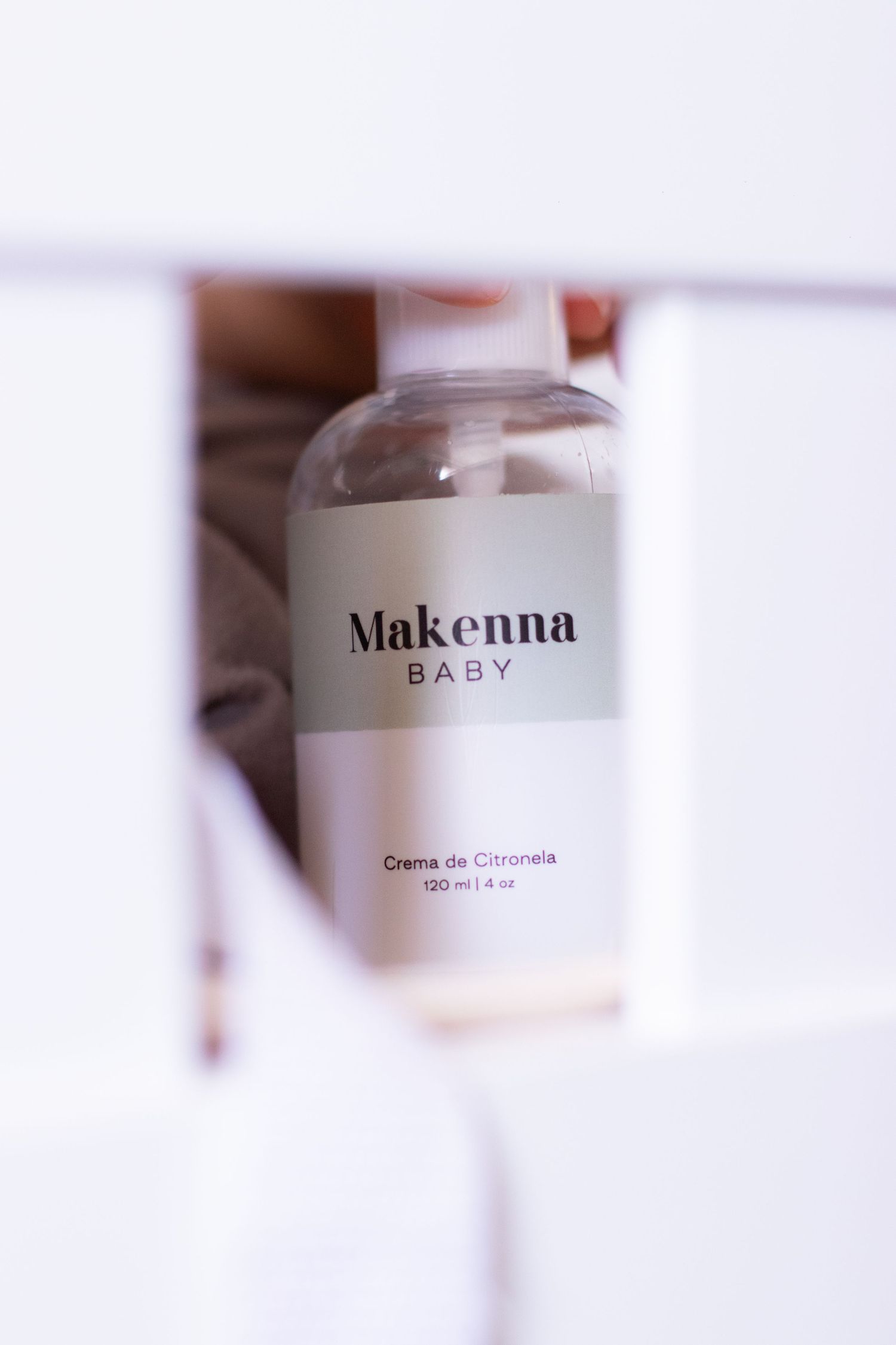 Makenna Baby Crema de Citronela 120ml bottle displayed on a white shelf, natural baby skincare product.