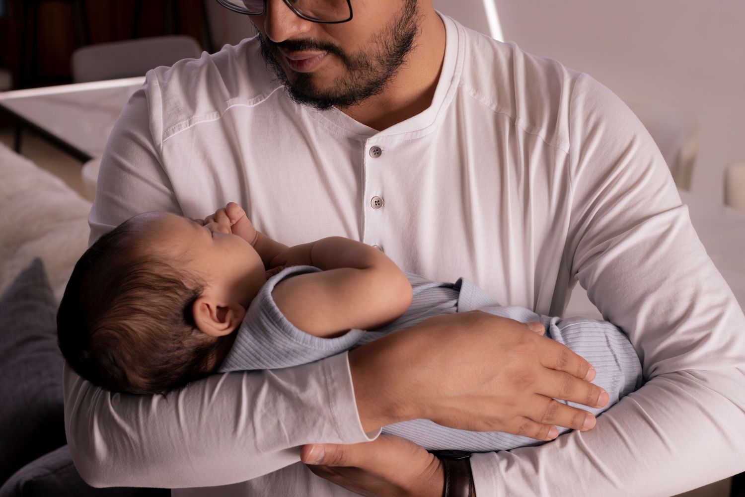 Sesión de fotografía familiar con recién nacido en Guatemala. Papá e hijo